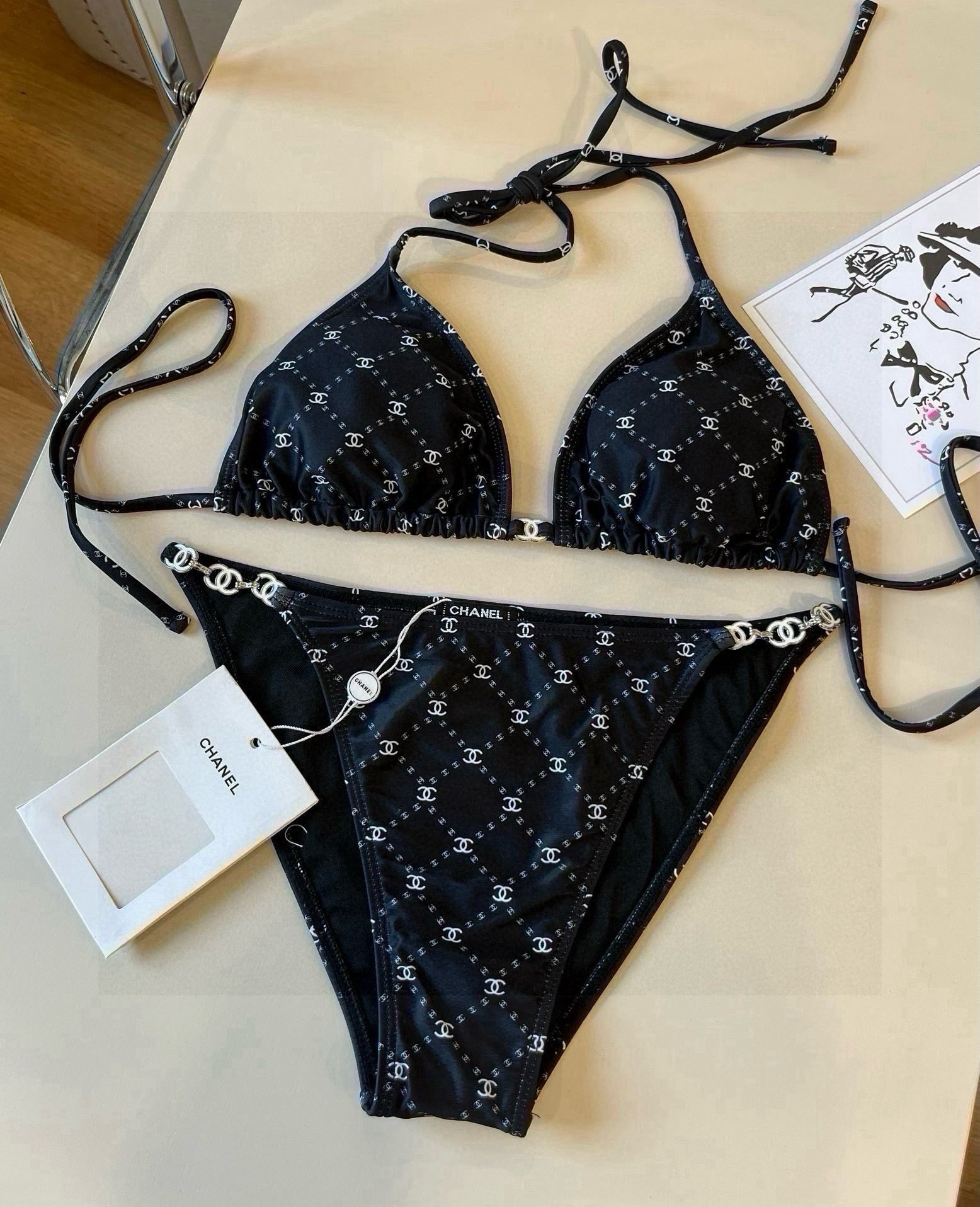 。
Chanel比基尼泳衣  😍🥰适合多种场景的游泳衣🏊‍♀️海边 游泳池 温泉 水上乐园 漂流都可以😌