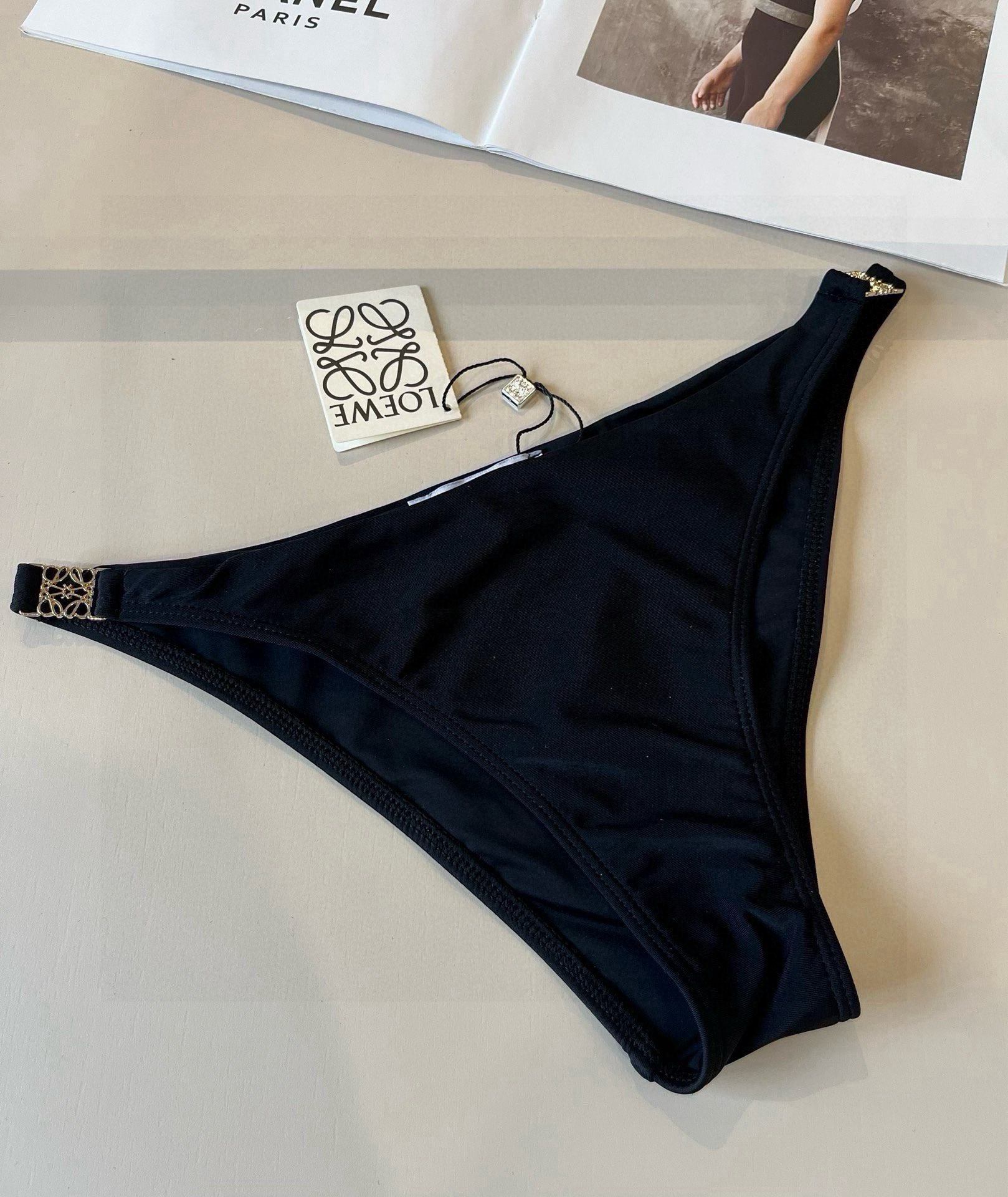 。
新款分体对版五金😍🥰适合多种场景的游泳衣🏊‍♀️海边 游泳池 温泉 水上乐园 漂流都可以😌内搭也完全