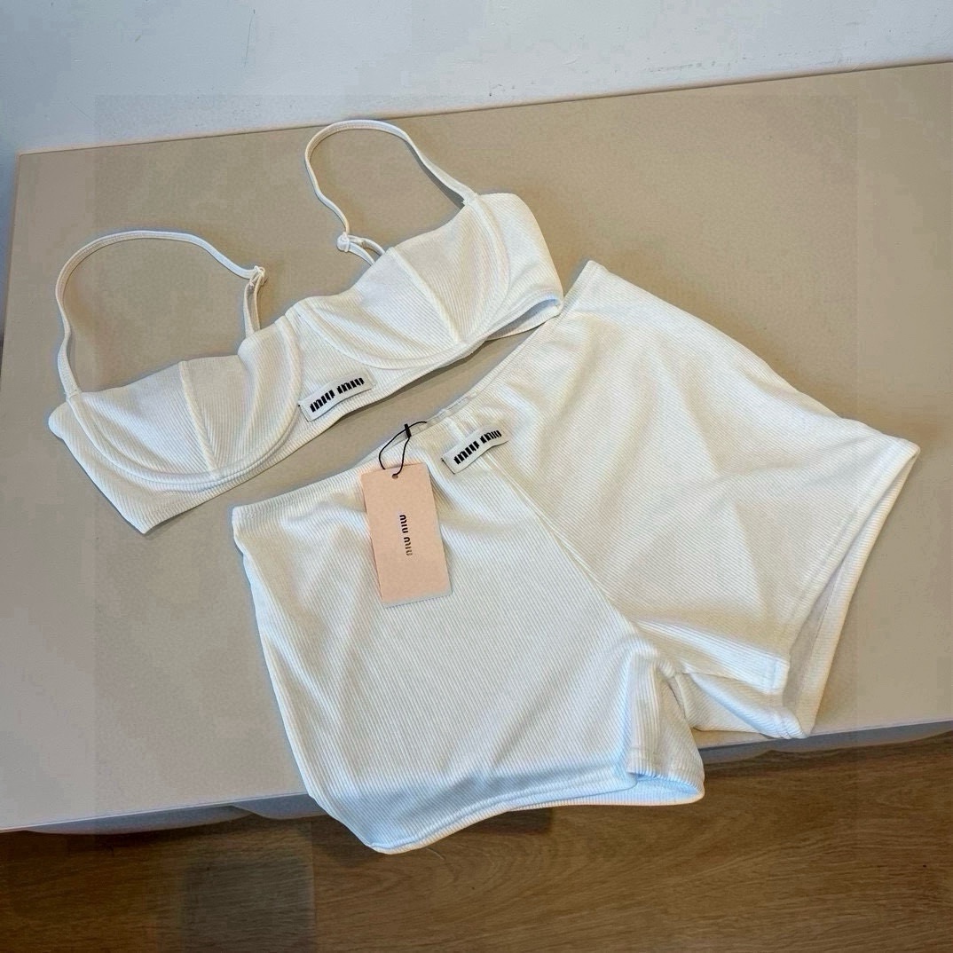 。
MiuMiu缪缪官方新款泳衣比基尼👙，高端定制，S M L XL