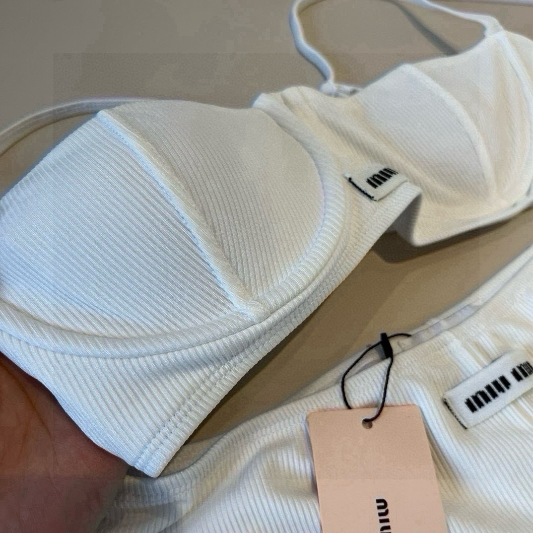 。
MiuMiu缪缪官方新款泳衣比基尼👙，高端定制，S M L XL
