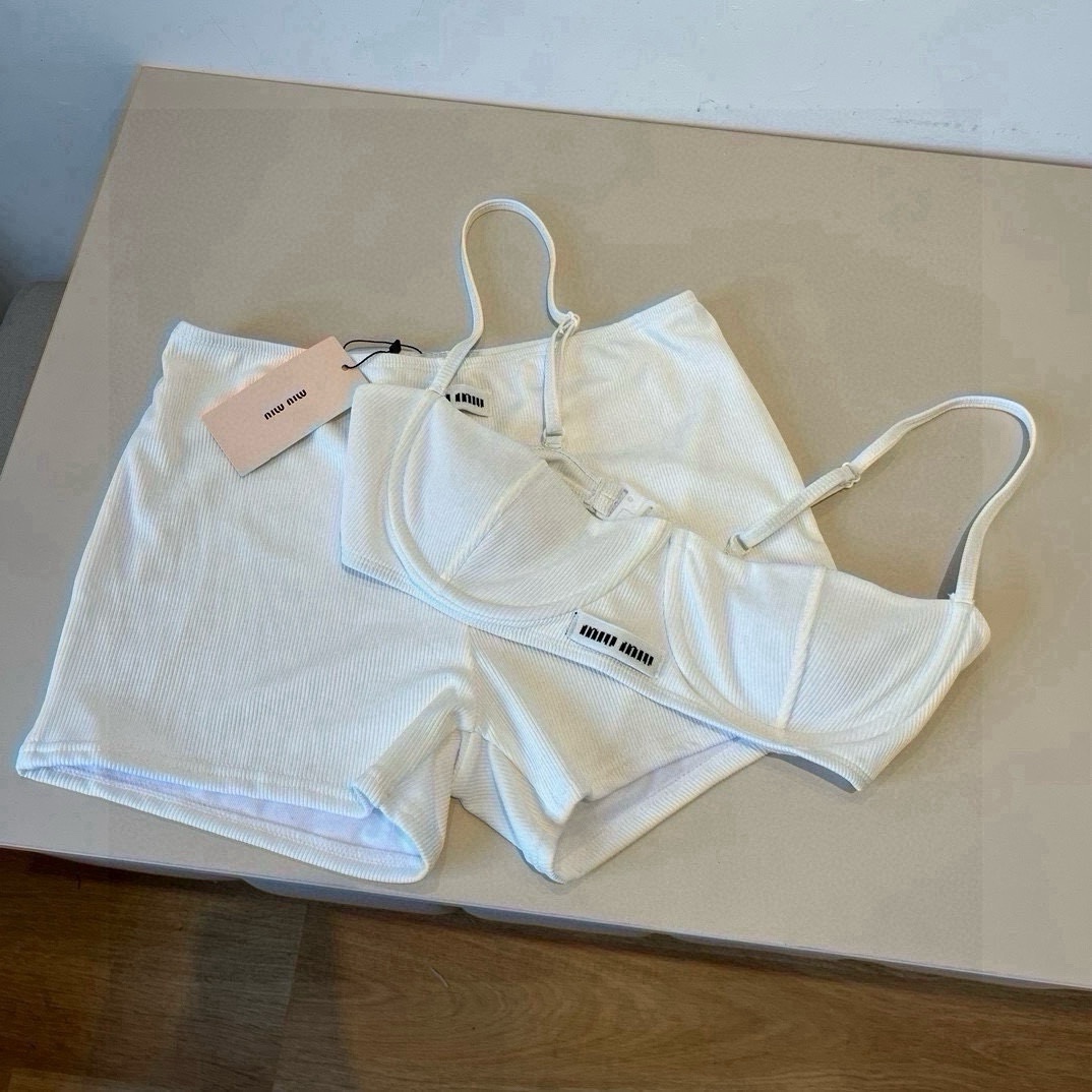。
MiuMiu缪缪官方新款泳衣比基尼👙，高端定制，S M L XL