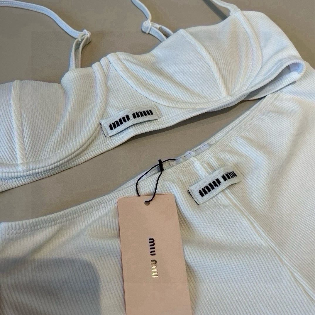 。
MiuMiu缪缪官方新款泳衣比基尼👙，高端定制，S M L XL