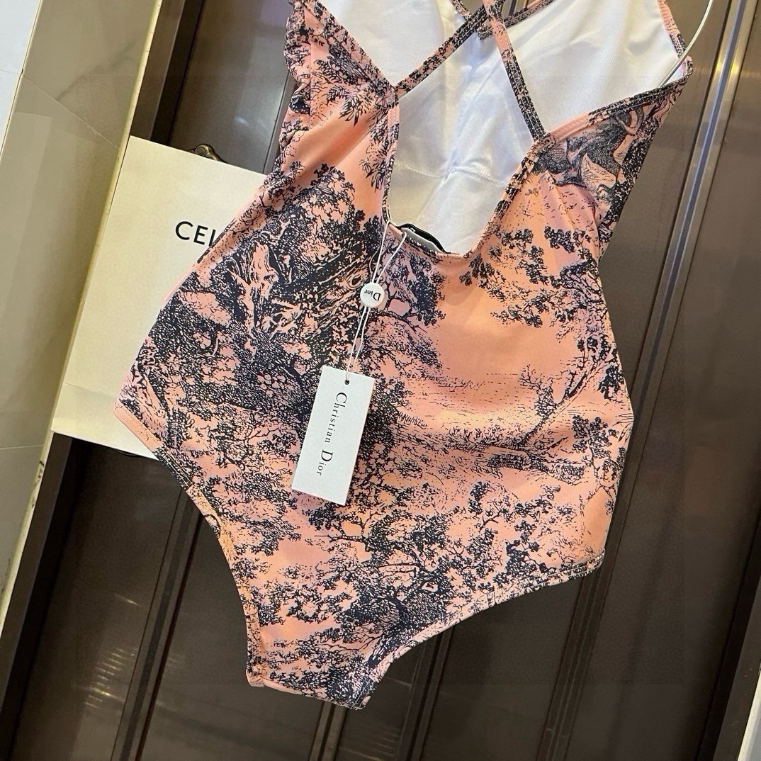 。

Dior迪奥2024官方新款连体泳衣比基尼，S M L XL