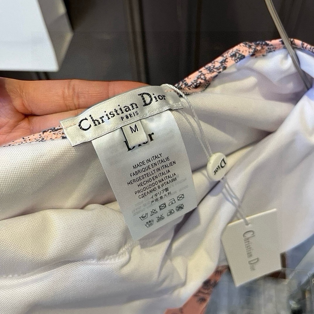。

Dior迪奥2024官方新款连体泳衣比基尼，S M L XL