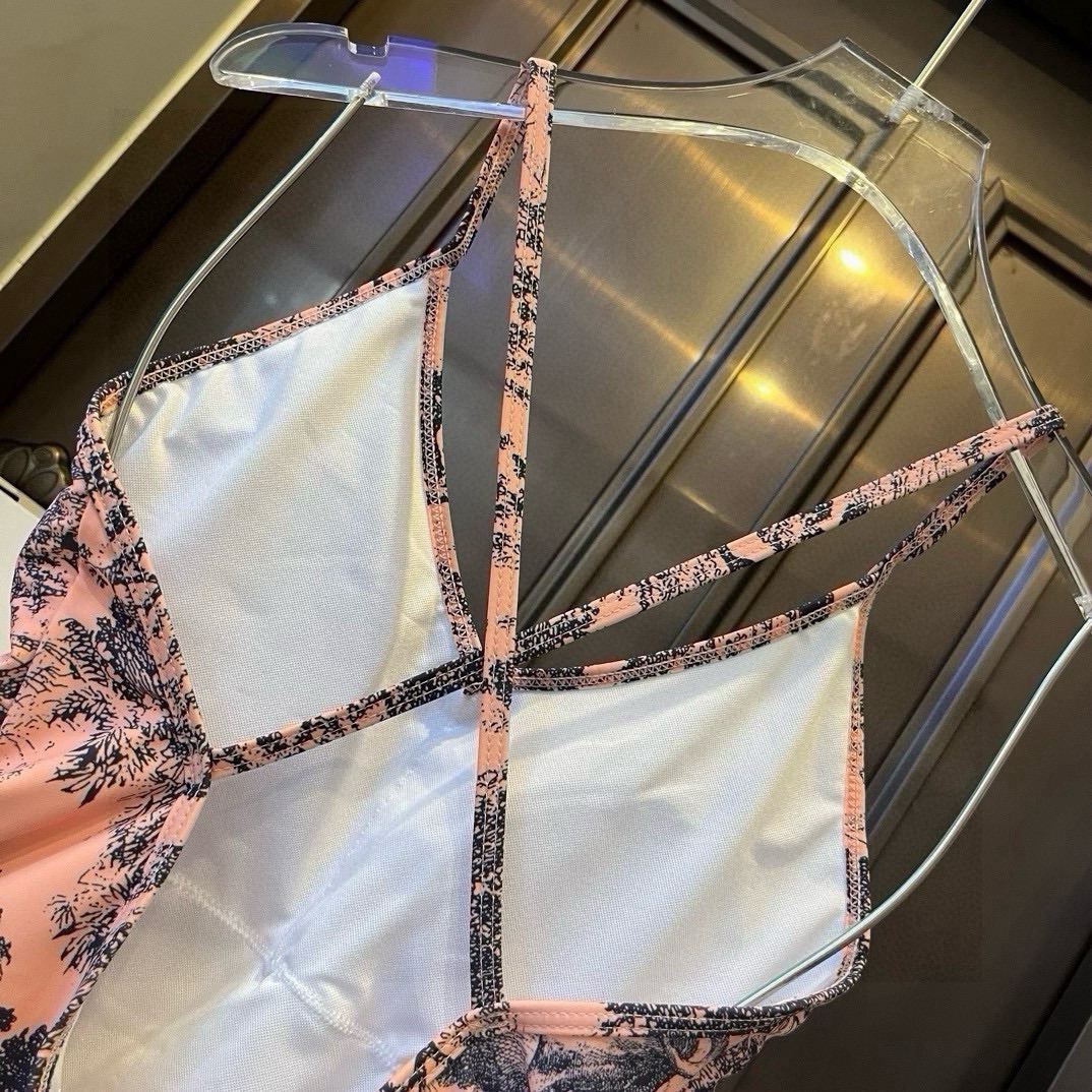 。

Dior迪奥2024官方新款连体泳衣比基尼，S M L XL