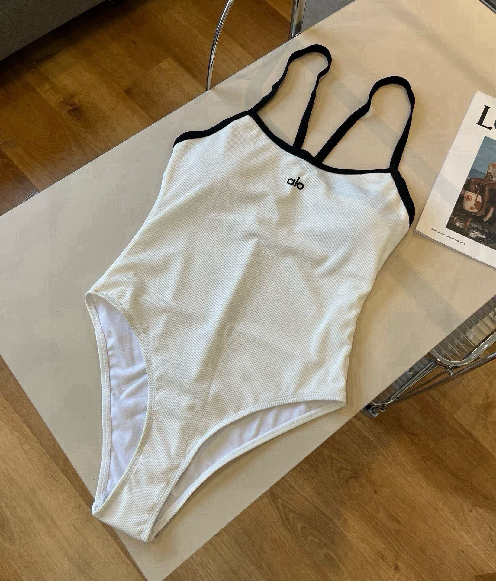 。
alo连体泳衣 😍🥰适合多种场景的游泳衣🏊‍♀️海边 游泳池 温泉 水上乐园 漂流都可以😌内搭也完全