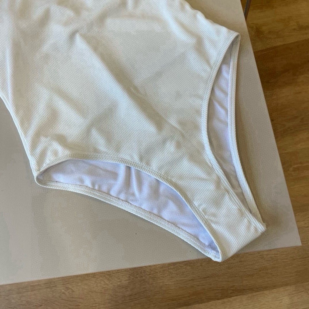 。
alo连体泳衣 😍🥰适合多种场景的游泳衣🏊‍♀️海边 游泳池 温泉 水上乐园 漂流都可以😌内搭也完全