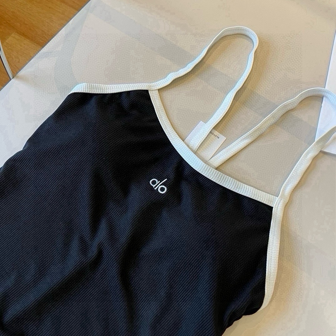 。
alo连体泳衣 😍🥰适合多种场景的游泳衣🏊‍♀️海边 游泳池 温泉 水上乐园 漂流都可以😌内搭也完全