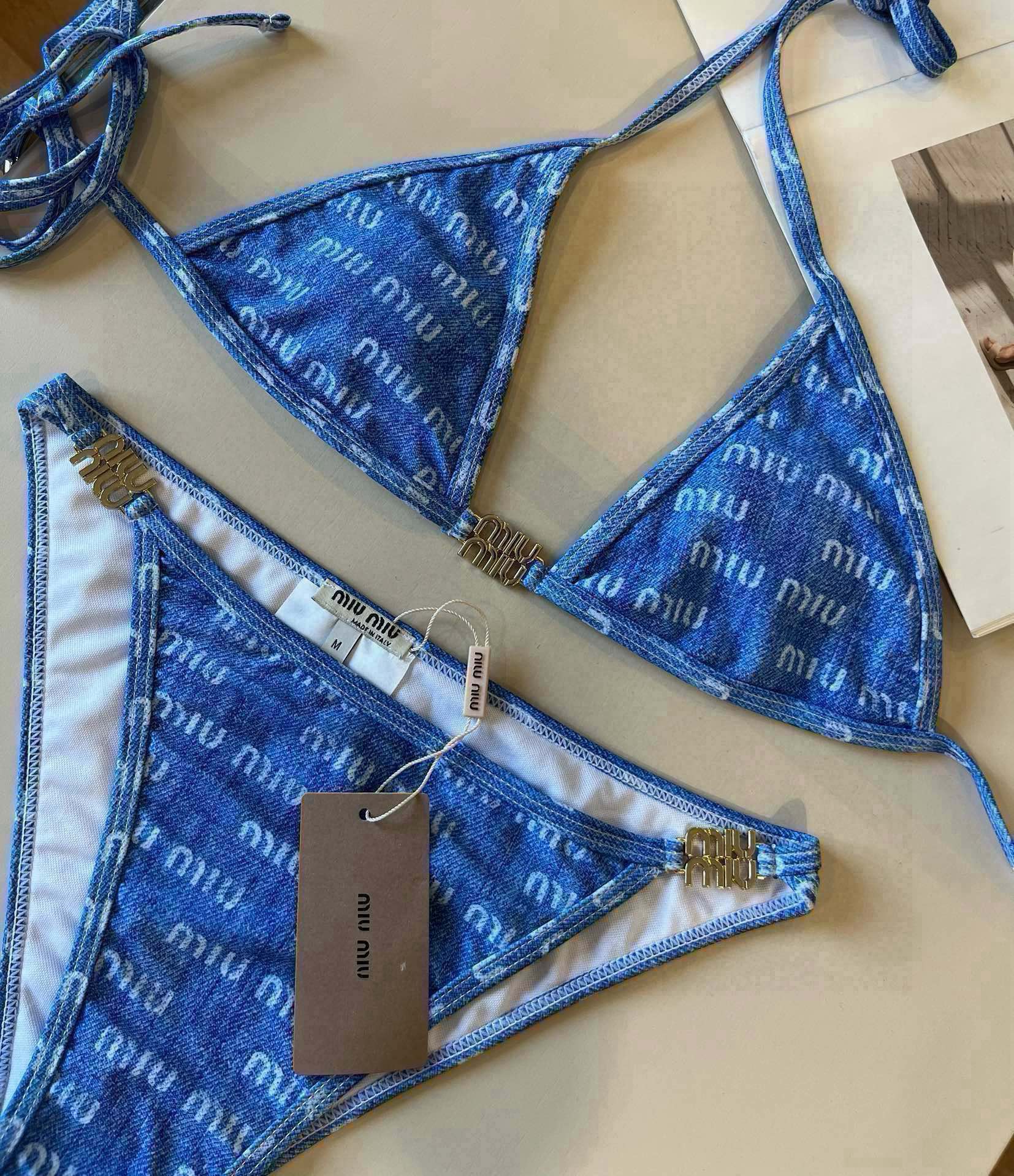 。 
miumiu缪缪新款比基尼😍🥰适合多种场景的游泳衣🏊‍♀️海边 游泳池 温泉 水上乐园 漂流都可以