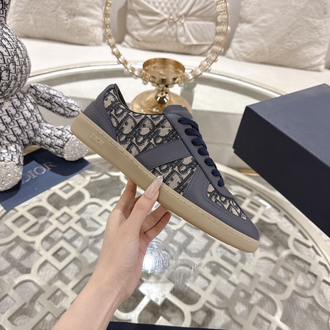 NO:403538,Couple model DIOR CHRONO High-end new style, casual, business, integrated sports shoes. Simple and super versatile. Upper matching logo. Perfect and luxurious on the feet can be matched with spring, summer, autumn and winter clothing. It is even more comfortable to wear on the feet!  The original material is disassembled and perfectly replicated. Calfskin fabric, sheepskin inner lining, original super light rubber non-slip sole. Ingenious, full of details, fine workmanship. Worth owning. The configuration counter original packaging. 6 colors are included SIZE35--44, casual shoes/sports shoes, dior, dior, sneakers, cowhide, sheepskin19860909情侣款 DIOR CHRONO迪奥 高版本新款.休闲.商务.集一体运动鞋. 简约超级百搭. 鞋面搭配 Logo布标.上脚完美奢华可任意搭配春夏秋冬服饰. 上脚更是舒适！ 材质原版拆解完美复刻.小牛皮面料,羊皮内里,原版超级轻盈橡胶防滑大底. 别出心裁.细节满满.做工精细.值得拥有 配置专柜原版包装. 6色同入 SIZE35--44,休闲鞋/运动鞋,dior,dior,sneakers,cowhide,sheepskin,Women's Shoes