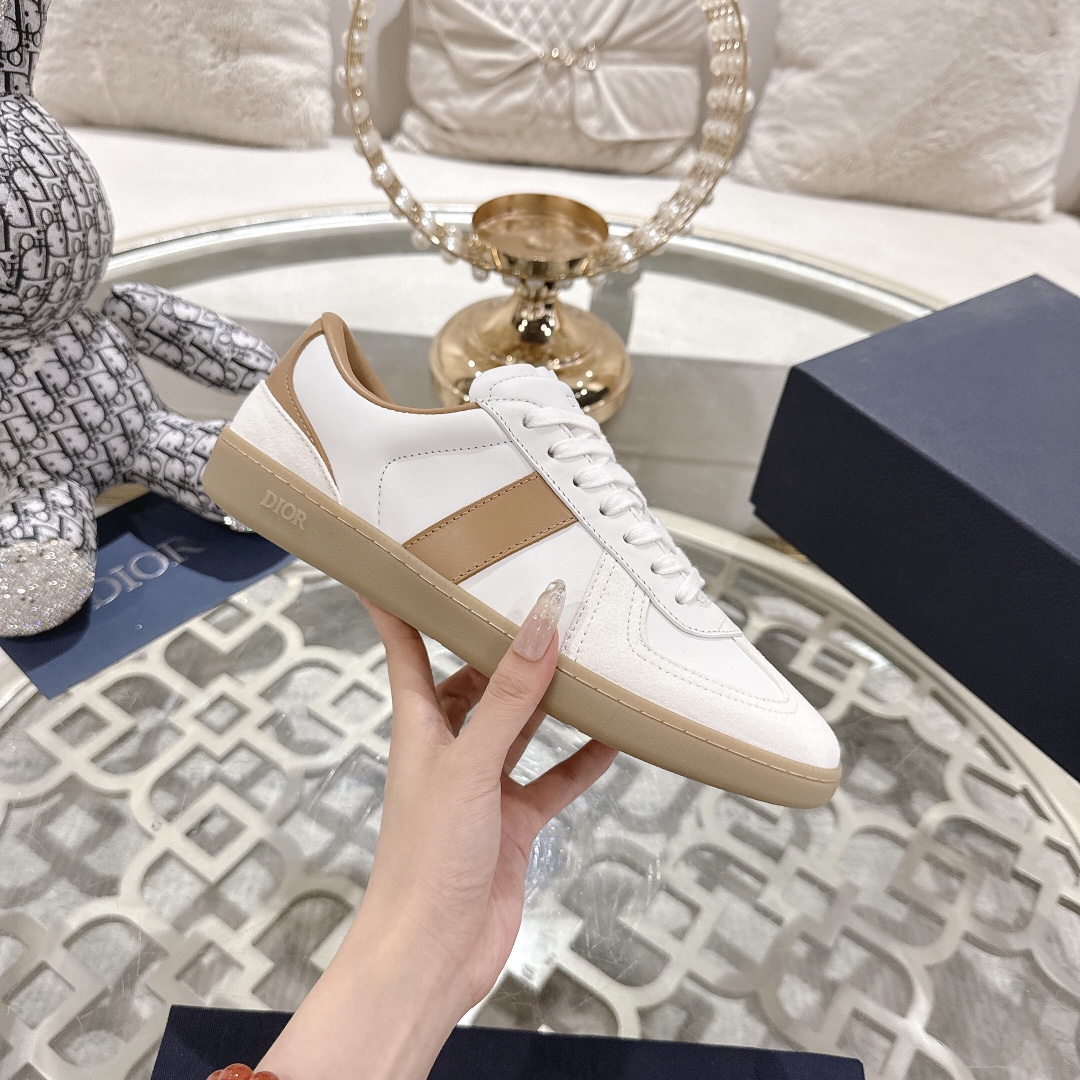 NO:403561,Couple model DIOR CHRONO High-end new style, casual, business, integrated sports shoes. Simple and super versatile. Upper matching logo. Perfect and luxurious on the feet can be matched with spring, summer, autumn and winter clothing. It is even more comfortable to wear on the feet!  The original material is disassembled and perfectly replicated. Calfskin fabric, sheepskin inner lining, original super light rubber non-slip sole. Ingenious, full of details, fine workmanship. Worth owning. The configuration counter original packaging. 6 colors are included SIZE35--44, casual shoes/sports shoes, dior, dior, sneakers, cowhide, sheepskin19860909情侣款 DIOR CHRONO迪奥 高版本新款.休闲.商务.集一体运动鞋. 简约超级百搭. 鞋面搭配 Logo布标.上脚完美奢华可任意搭配春夏秋冬服饰. 上脚更是舒适！ 材质原版拆解完美复刻.小牛皮面料,羊皮内里,原版超级轻盈橡胶防滑大底. 别出心裁.细节满满.做工精细.值得拥有 配置专柜原版包装. 6色同入 SIZE35--44,休闲鞋/运动鞋,dior,dior,sneakers,cowhide,sheepskin,Women's Shoes