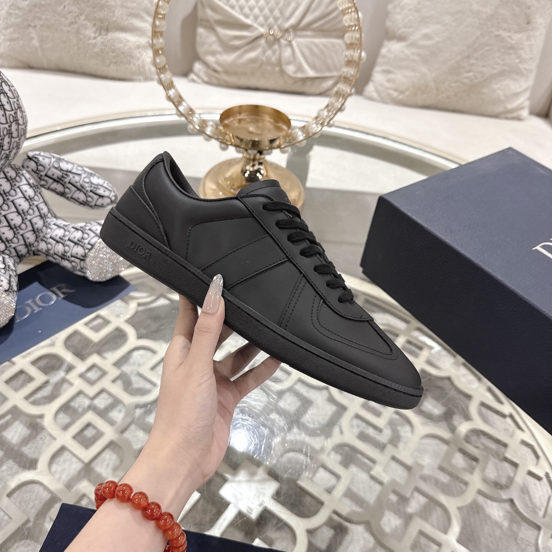 NO:403556,Couple model DIOR CHRONO High-end new style, casual, business, integrated sports shoes. Simple and super versatile. Upper matching logo. Perfect and luxurious on the feet can be matched with spring, summer, autumn and winter clothing. It is even more comfortable to wear on the feet!  The original material is disassembled and perfectly replicated. Calfskin fabric, sheepskin inner lining, original super light rubber non-slip sole. Ingenious, full of details, fine workmanship. Worth owning. The configuration counter original packaging. 34 colors are included SIZE35--44, casual shoes/sports shoes, dior, dior, sneakers, cowhide, sheepskin19860909情侣款 DIOR CHRONO迪奥 高版本新款.休闲.商务.集一体运动鞋. 简约超级百搭. 鞋面搭配 Logo布标.上脚完美奢华可任意搭配春夏秋冬服饰. 上脚更是舒适！ 材质原版拆解完美复刻.小牛皮面料,羊皮内里,原版超级轻盈橡胶防滑大底. 别出心裁.细节满满.做工精细.值得拥有 配置专柜原版包装. 34色同入 SIZE35--44,休闲鞋/运动鞋,dior,dior,sneakers,cowhide,sheepskin,Women's Shoes