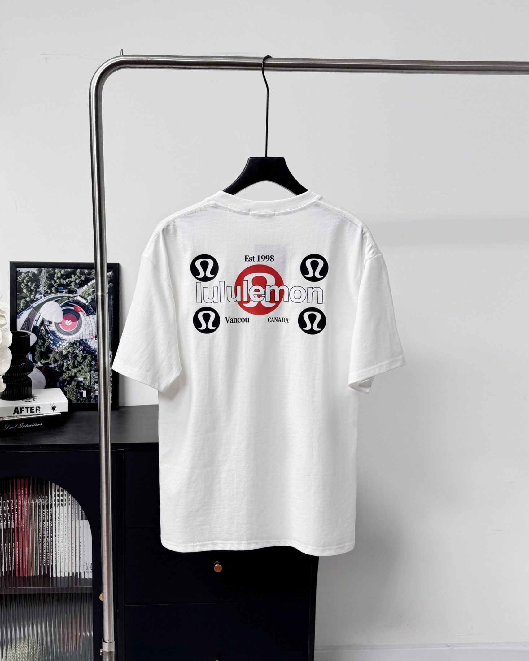 💰 75
超级帅的一个款!【露露lulul纯色系列--经典字母logo短袖T恤】男女同款!
今天重点推荐款!红标搭配字母logo!独家发售!
LULU家这个系列就不多说了,喜欢的直接闭眼入就好了!
经典圆领100天然优质棉,以肌肤最渴望的柔软,包裹每一次自由舒展!轻质柔软简约版型人人可以驾驭!
露露乐檬纯棉短袖透气不闷汗,轻盈不贴身,舒适与时尚兼具,无需复杂搭配,一件露露女士圆领短袖T恤就能让你在这个春夏穿出高级感!
超大OV风宽松版型!情侣同款!
舒适与时尚兼具,无需复杂搭配,一件露露圆领短袖T恤就能让你在这个春夏穿出高级感!
真的一眼就看到了心里~
颜色 :白色 黑色
尺码:m-3xl
M L XL xxl 3xl
衣长 68 70 73 75 77
胸围104 108 112 116 120
肩宽 52 54 56 58 60
袖长 18 19 20 21 22