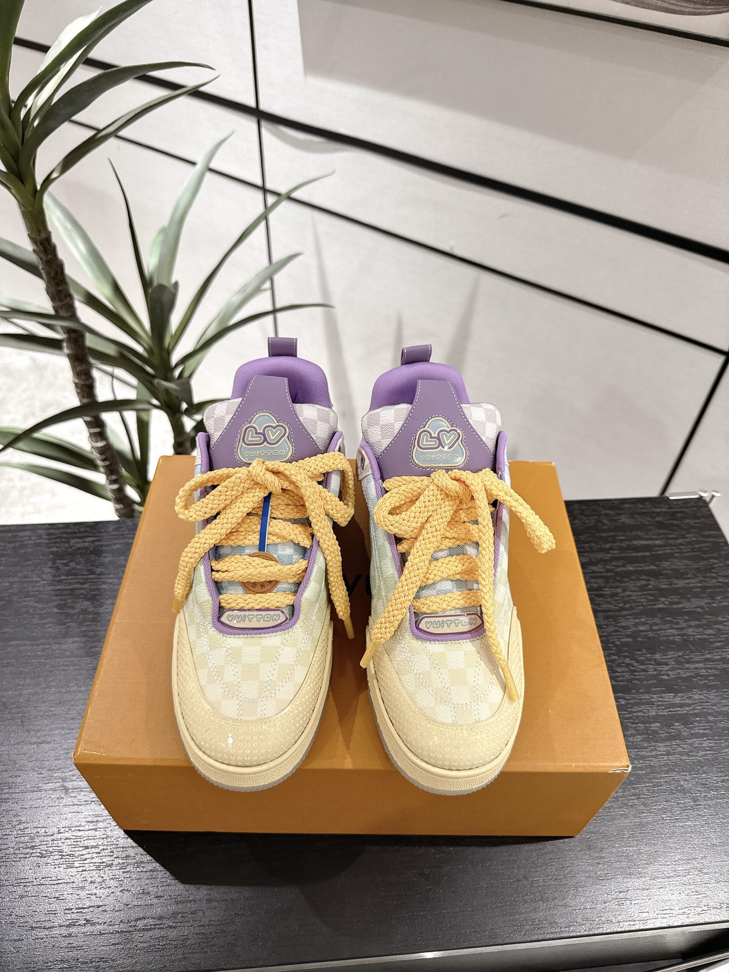 NO:402265,.Couple L*Skate sneakers - Thick-soled lace-up bread sneakers, made of toe-layer cowhide, contrasting rubber wrapping, thick shoelace lace-up design, Monogram print on the side, tongue and heel 'lv54' badge embellishment, rubber outsole is decorated with Monogram flowers, mesh inner cotton footbed, comfort is as always reached the extreme, quality is inherited, quality is first, worth owning Women: 35-40 (40 custom made no return or exchange) Men: 38-44 (38.45.46 custom made no return or exchange), casual shoes/sports, louis vuitton, sneakers, cowhide19860909.情侣款L*Skate运动鞋- 厚底系带面包运动鞋,采用头层牛皮制成,鞋头撞色橡胶包裹,粗鞋带系带设计,侧面带Monogram大印花,鞋舌及后跟”lv54“徽章点缀,橡胶外底饰有Monogram 花卉,网布内里棉垫脚,舒适性一如既往的达到极致,精品传承,品质至上,值得拥有 女:35-40(40定做不退换) 男:38-44(38.45.46定做不退换),休闲鞋/运动鞋,louis vuitton,sneakers,cowhide,Women's Shoes