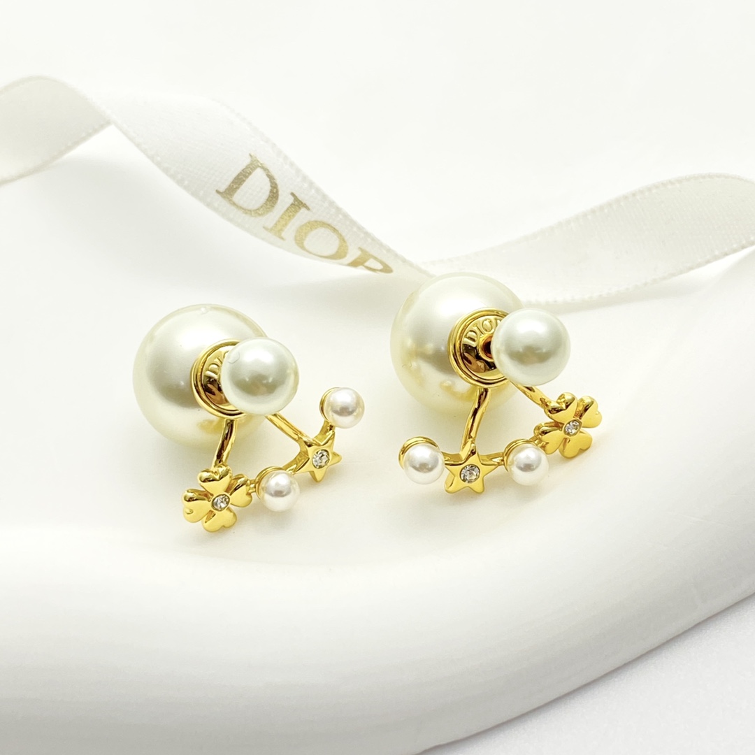 【今日新款】编码E3088   
🛍DIOR耳钉热销款火爆上新🆕🆕🆕
😎迪奥双球珍珠扇形星星耳钉
🤒采用