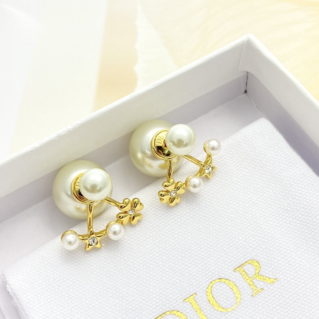 【今日新款】编码E3088   
🛍DIOR耳钉热销款火爆上新🆕🆕🆕
😎迪奥双球珍珠扇形星星耳钉
🤒采用