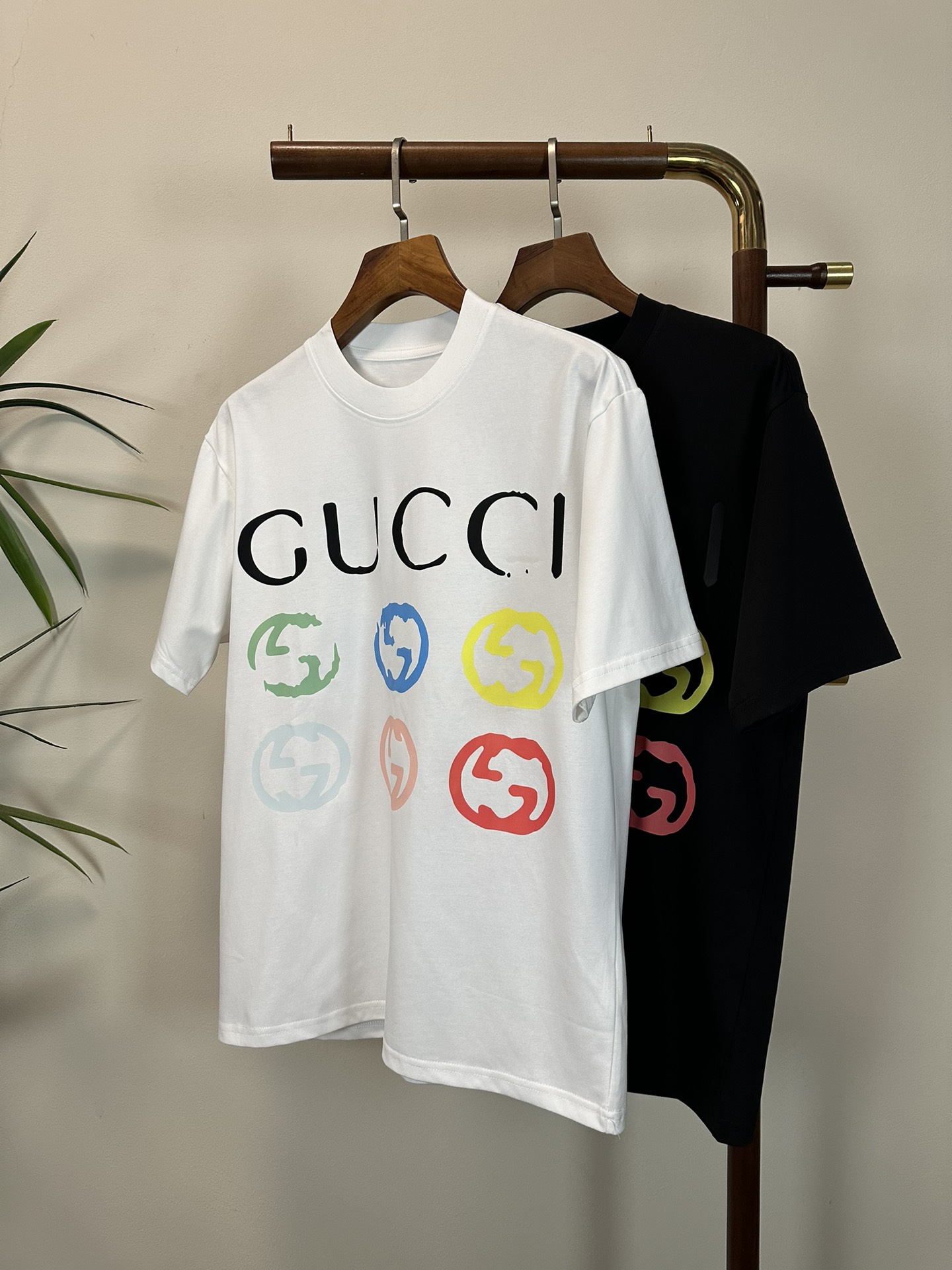 NO:413215,GU Gucci 2025 new round neck short-sleeved T-shirt high-end version!  Customized fabrics for counters are breathable and comfortable, with impeccable details, and the brand element design concept reflects high quality. The feel is delicate and soft!  It is casually cut, with a great upper body style!  Code number M-4XL, gucci, T-shirt,tees, t-shirt,alexander wang19860909GU 古驰 2025新款 圆领 短袖 T恤 高端版本！专柜定制面料 透气舒适度高,细节无可挑剔,品牌元素设计理念,体现高品质.手感细腻柔软！呈现休闲裁剪,上身版型超赞！ 码数M-4XL,,gucci,T-shirt,tees，t-shirt,alexander wang,Men's clothing
