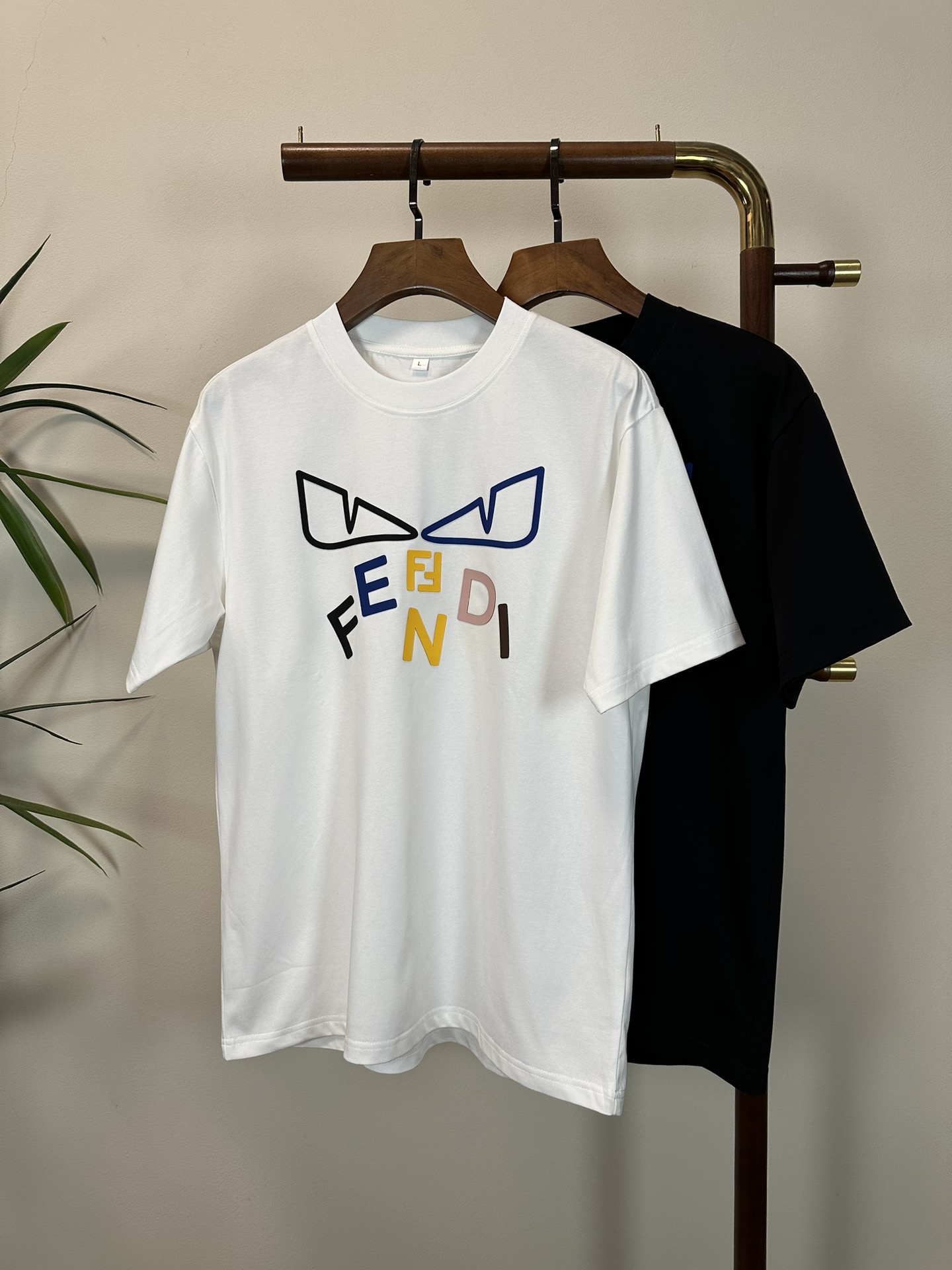 NO:413207,FD Fendi 2025 new round neck short-sleeved T-shirt high-end version!  Customized fabrics for counters are breathable and comfortable, with impeccable details, and the brand element design concept reflects high quality. The feel is delicate and soft!  It is casually cut, with a great upper body style!  Code number M-4XL, fendi, T-shirt,tees, t-shirt,alexander wang19860909FD 芬迪2025新款 圆领 短袖 T恤 高端版本！专柜定制面料 透气舒适度高,细节无可挑剔,品牌元素设计理念,体现高品质.手感细腻柔软！呈现休闲裁剪,上身版型超赞！ 码数M-4XL,,fendi,T-shirt,tees，t-shirt,alexander wang,Men's clothing