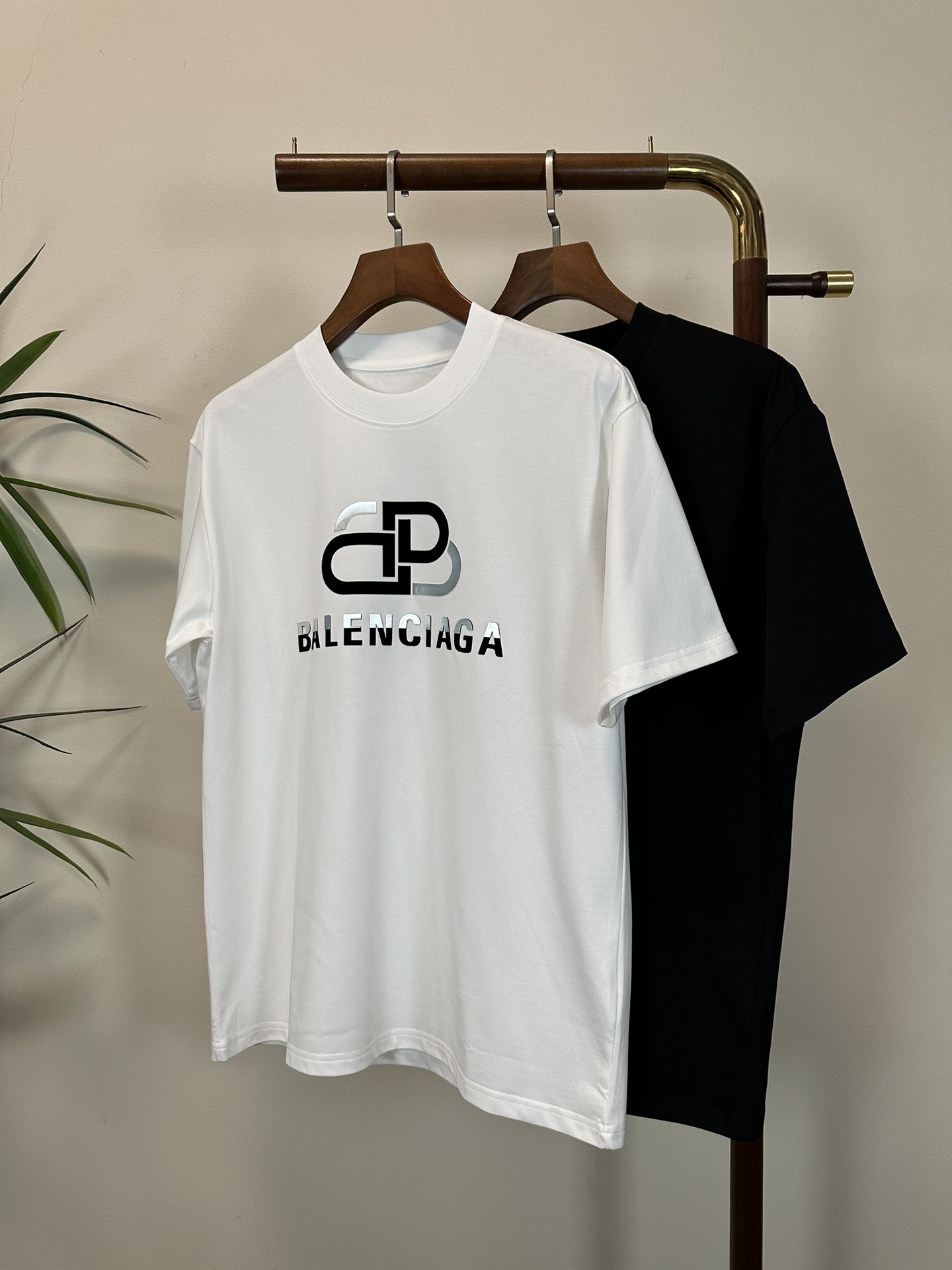 NO:413199,BLCG Paris 2025 new round neck short-sleeved T-shirt high-end version!  Customized fabrics for counters are breathable and comfortable, with impeccable details, and the brand element design concept reflects high quality. The feel is delicate and soft!  It is casually cut, with a great upper body style!  Code number M-4XL, T-shirt,tees,t-shirt,alexander wang19860909BLCG 巴黎2025新款 圆领 短袖 T恤 高端版本！专柜定制面料 透气舒适度高,细节无可挑剔,品牌元素设计理念,体现高品质.手感细腻柔软！呈现休闲裁剪,上身版型超赞！ 码数M-4XL,,T-shirt,tees，t-shirt,alexander wang,Men's clothing