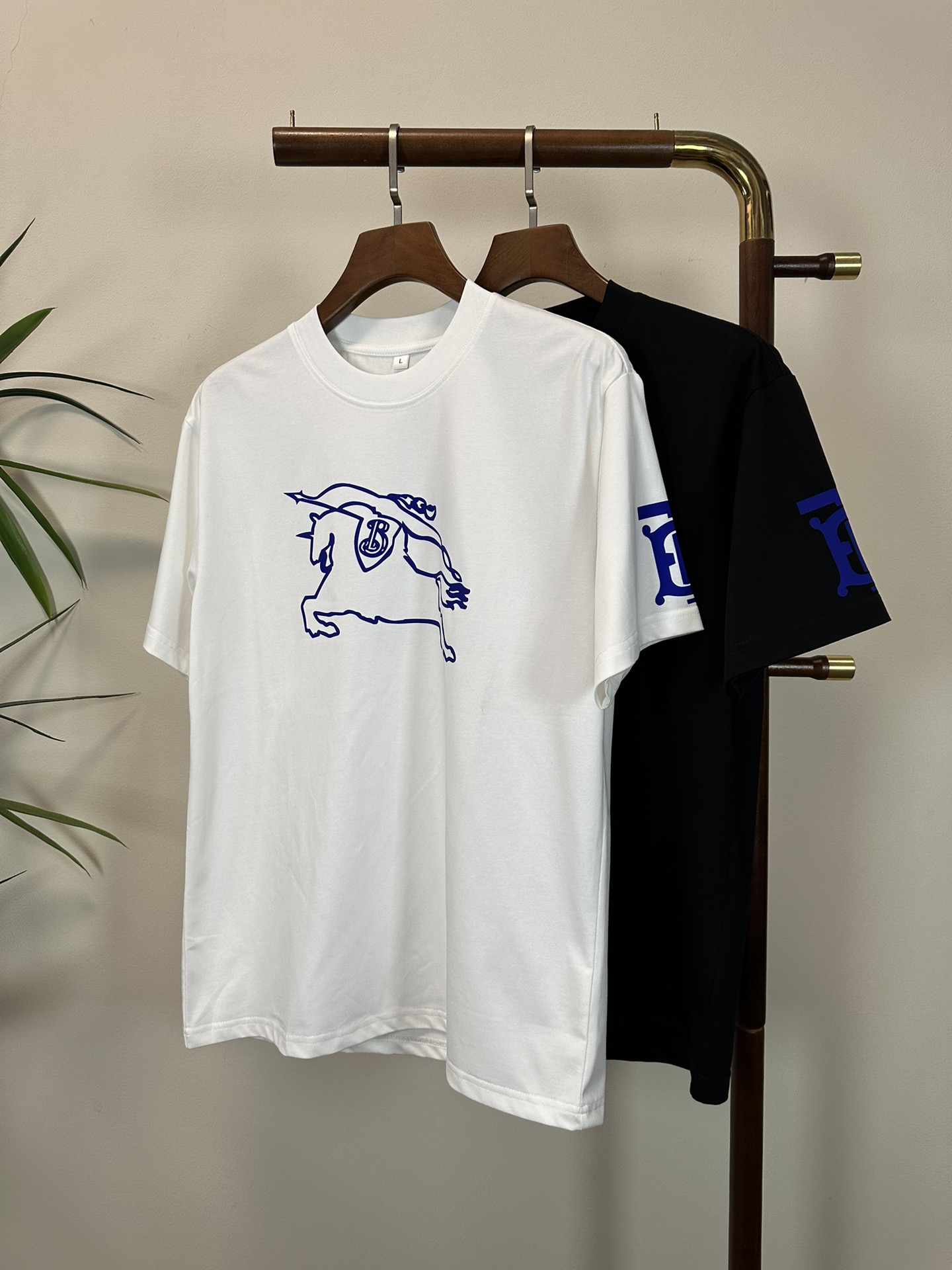 NO:413192,BBR Burberry 2025 new round neck short-sleeved T-shirt high-end version!  Customized fabrics for counters are breathable and comfortable, with impeccable details, and the brand element design concept reflects high quality. The feel is delicate and soft!  It is casually cut, with a great upper body style!  Code number M-4XL, burberry, T-shirt,tees, t-shirt,alexander wang19860909BBR 巴宝莉 2025新款 圆领 短袖 T恤 高端版本！专柜定制面料 透气舒适度高,细节无可挑剔,品牌元素设计理念,体现高品质.手感细腻柔软！呈现休闲裁剪,上身版型超赞！ 码数M-4XL,,burberry,T-shirt,tees，t-shirt,alexander wang,Men's clothing