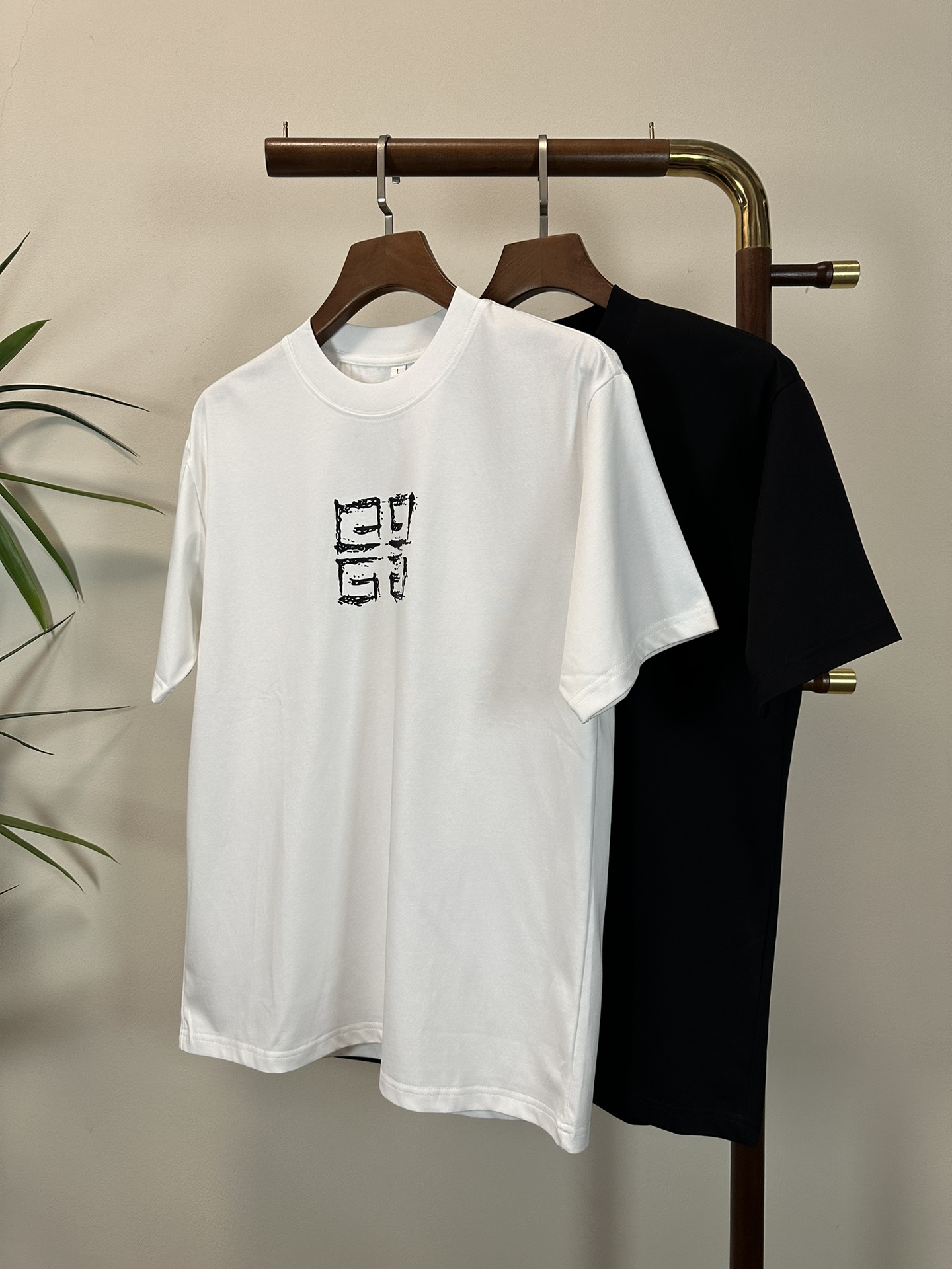 NO:413183,GVC Givenchy 2025 new round neck short-sleeved T-shirt high-end version!  Customized fabrics for counters are breathable and comfortable, with impeccable details, and the brand element design concept reflects high quality. The feel is delicate and soft!  It is casually cut, with a great upper body style!  Code number M-4XL, given, T-shirt,tees,t-shirt,alexander wang19860909GVC 纪梵希 2025新款 圆领 短袖 T恤 高端版本！专柜定制面料 透气舒适度高,细节无可挑剔,品牌元素设计理念,体现高品质.手感细腻柔软！呈现休闲裁剪,上身版型超赞！ 码数M-4XL,,givenchy,T-shirt,tees，t-shirt,alexander wang,Men's clothing