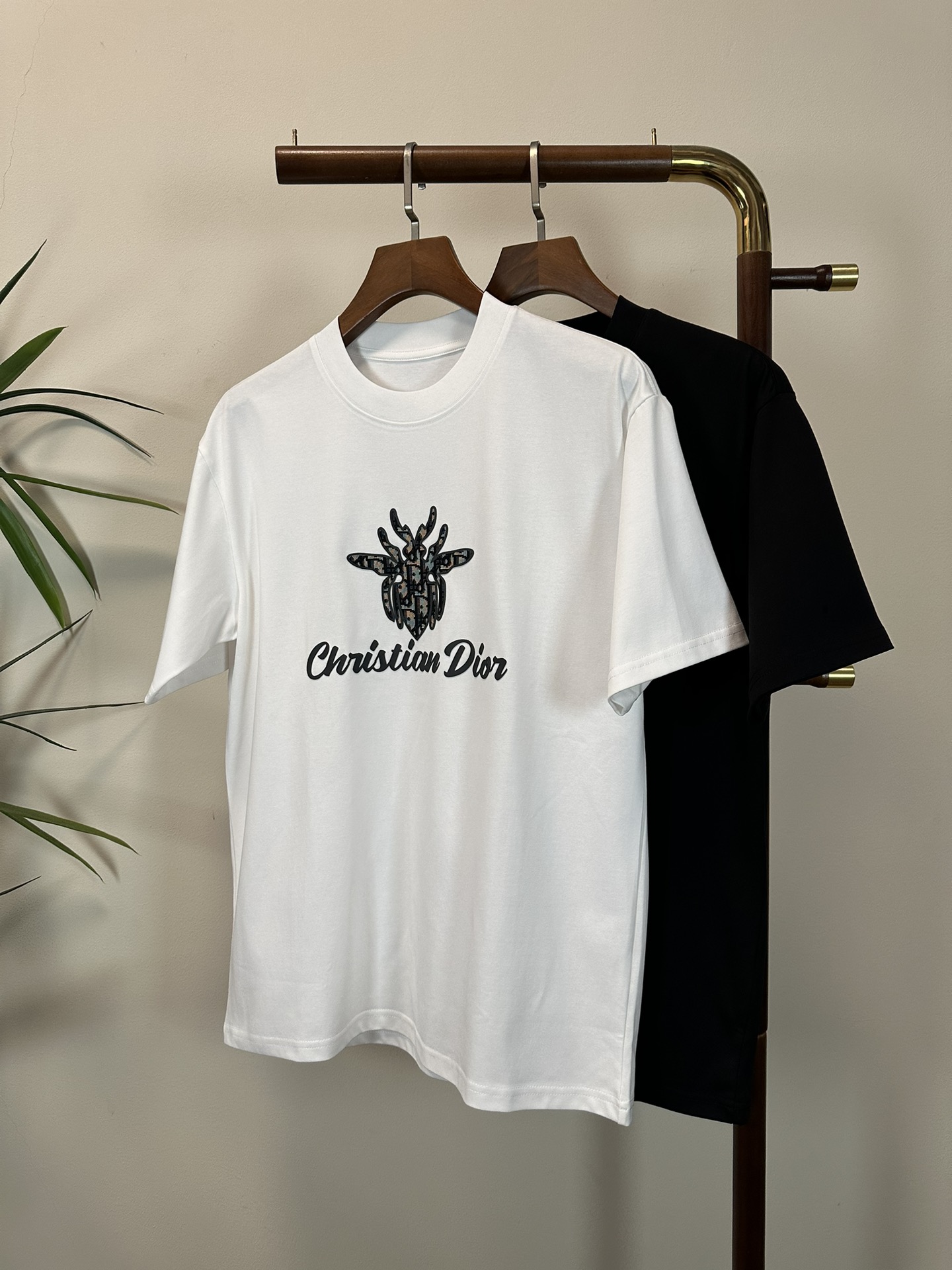 NO:413176,DIOR 2025 new round neck short-sleeved T-shirt high-end version!  Customized fabrics for counters are breathable and comfortable, with impeccable details, and the brand element design concept reflects high quality. The feel is delicate and soft!  It is casually cut, with a great upper body style!  Code number M-4XL, dior,dior,T-shirt,tees,t-shirt,alexander wang19860909DIOR 迪奥 2025新款 圆领 短袖 T恤 高端版本！专柜定制面料 透气舒适度高,细节无可挑剔,品牌元素设计理念,体现高品质.手感细腻柔软！呈现休闲裁剪,上身版型超赞！ 码数M-4XL,,dior,dior,T-shirt,tees，t-shirt,alexander wang,Men's clothing