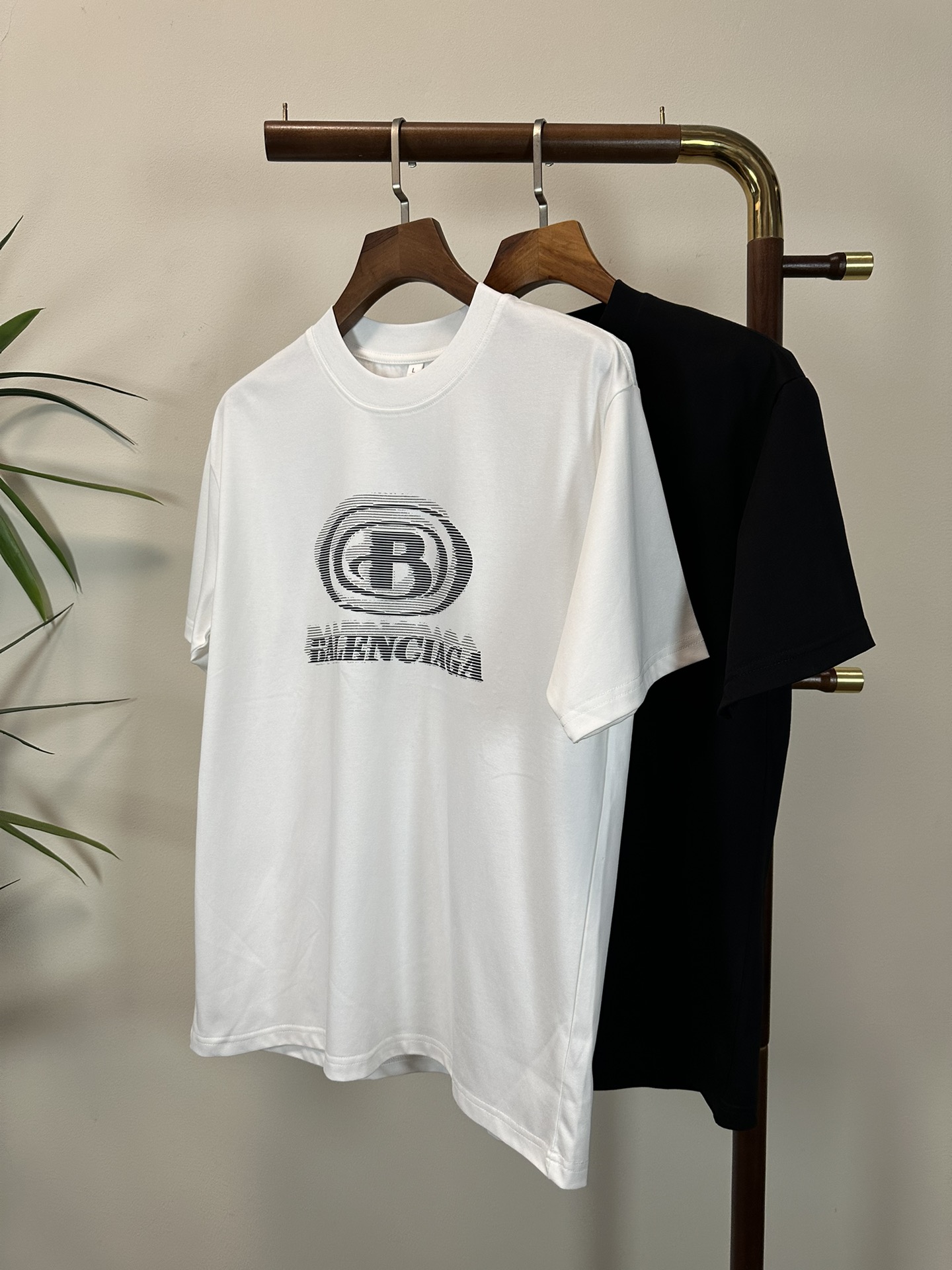 NO:413161,BLCG Paris 2025 new round neck short-sleeved T-shirt high-end version!  Customized fabrics for counters are breathable and comfortable, with impeccable details, and the brand element design concept reflects high quality. The feel is delicate and soft!  It is casually cut, with a great upper body style!  Code number M-4XL, T-shirt,tees,t-shirt,alexander wang19860909BLCG 巴黎2025新款 圆领 短袖 T恤 高端版本！专柜定制面料 透气舒适度高,细节无可挑剔,品牌元素设计理念,体现高品质.手感细腻柔软！呈现休闲裁剪,上身版型超赞！ 码数M-4XL,,T-shirt,tees，t-shirt,alexander wang,Men's clothing