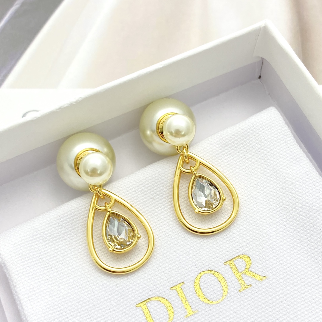 【今日新款】编码E3087   
🛍DIOR耳钉热销款火爆上新🆕🆕🆕
😎迪奥双球珍珠镂空水滴钻石耳环
🤓