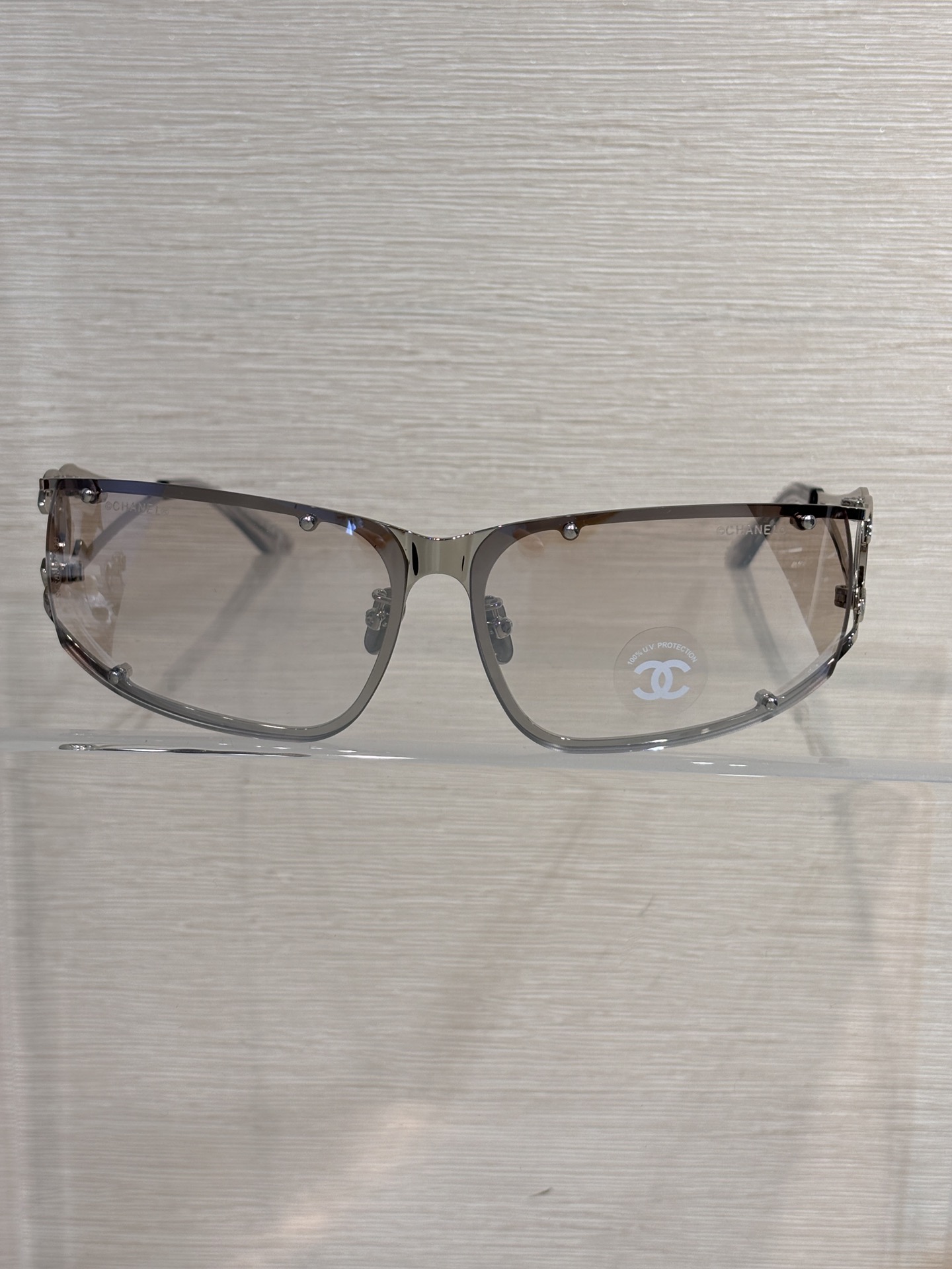 NO:633203,CH9520 The top version looks so good on the face. Daily outdoor anti-sunglasses arrangement. The double C on the side shows the rich and feminine look. Ships in a box, Cardia high-end jewelry.19860909CH9520 顶级版本上脸太好看 日常户外防嗮墨镜安排 侧脸双C显富家女气质配盒子发货,,卡迪亚高端饰品,Jewelry