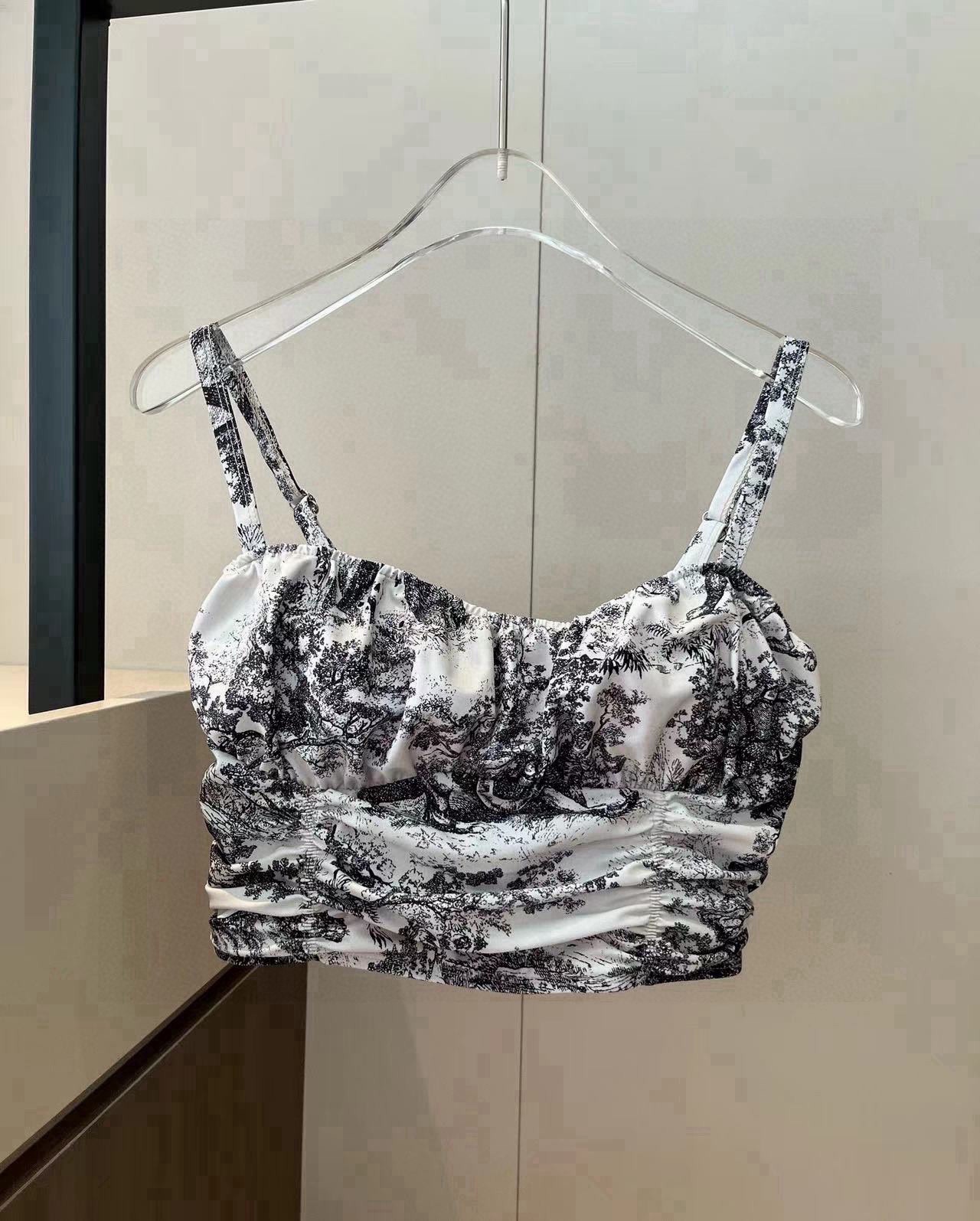 NO:373956,Dior One-piece Swimsuit Highly Recommended!  Super temperament pattern is selected from super hot animal prints, which brings the finishing touch to the overall shape. Swimming suits suitable for a variety of scenes. Swimming pool, hot spring, water park. You can rafting inside. One-piece design covers the flesh and looks tall. A little fleshy belly does not affect our beautiful beauty. The back design reveals the beautiful back. S M L XL swimsuits, swimsuits, bikinis, dior, dior, swimsuits, bikinis19860909Dior 迪奥连体泳衣 强烈推荐！超显气质 图案选自超火的动物印花 给整体造型带来点睛之笔适合多种场景的游泳衣♀海边 游泳池 温泉 水上乐园 漂流都可以内搭也完全可以 连体设计遮肉显高挑 腹部有点肉肉也不影响咱美美的 背面设计大露美背 S M L XL泳衣泳裤比基尼,泳衣，泳裤，比基尼,dior,dior,swimsuits,bikinis,accessory