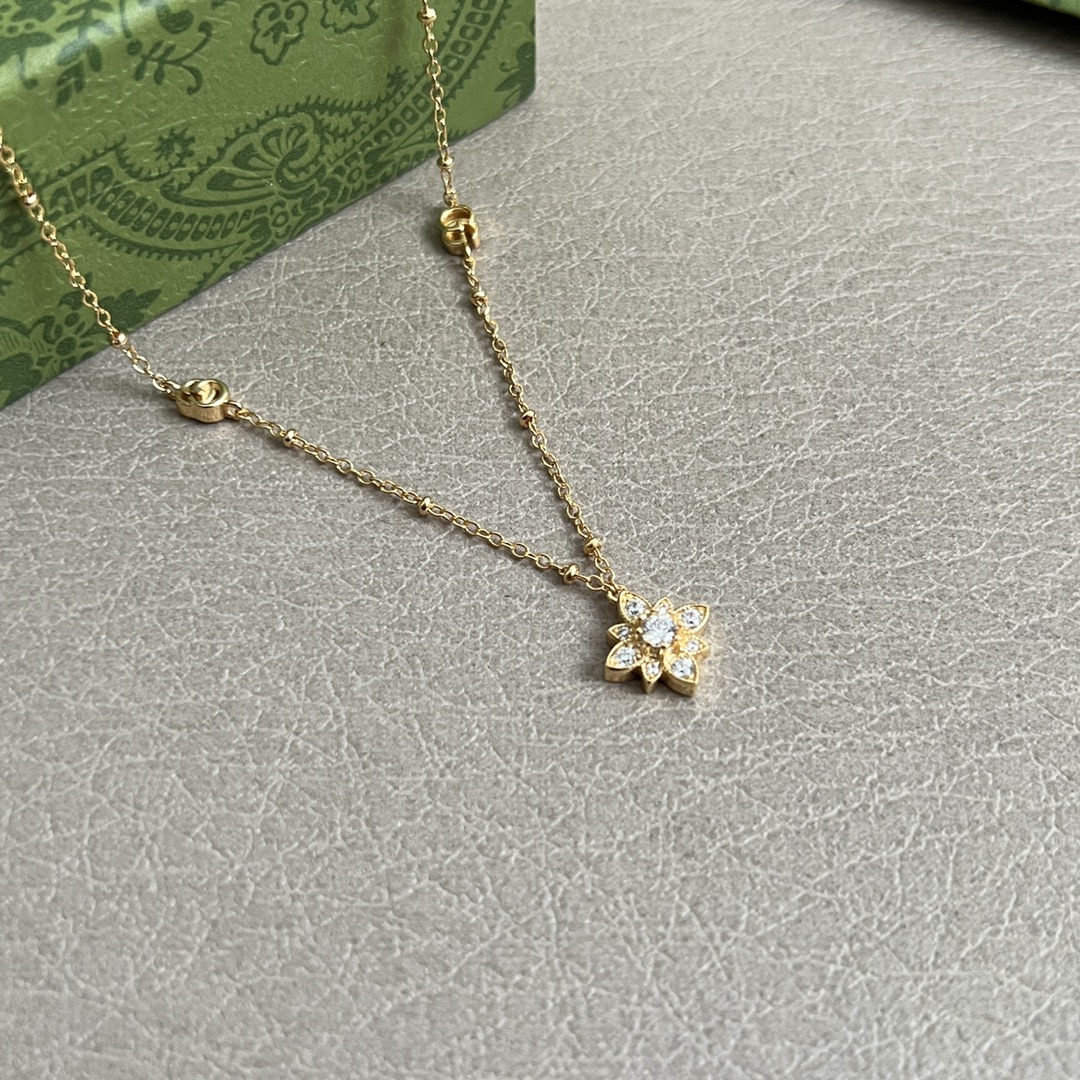 】Gucci 项链，明亮式切割工艺使表面抛光非常靓丽360度绚丽夺目 方方面面都很到位整体设计简约。