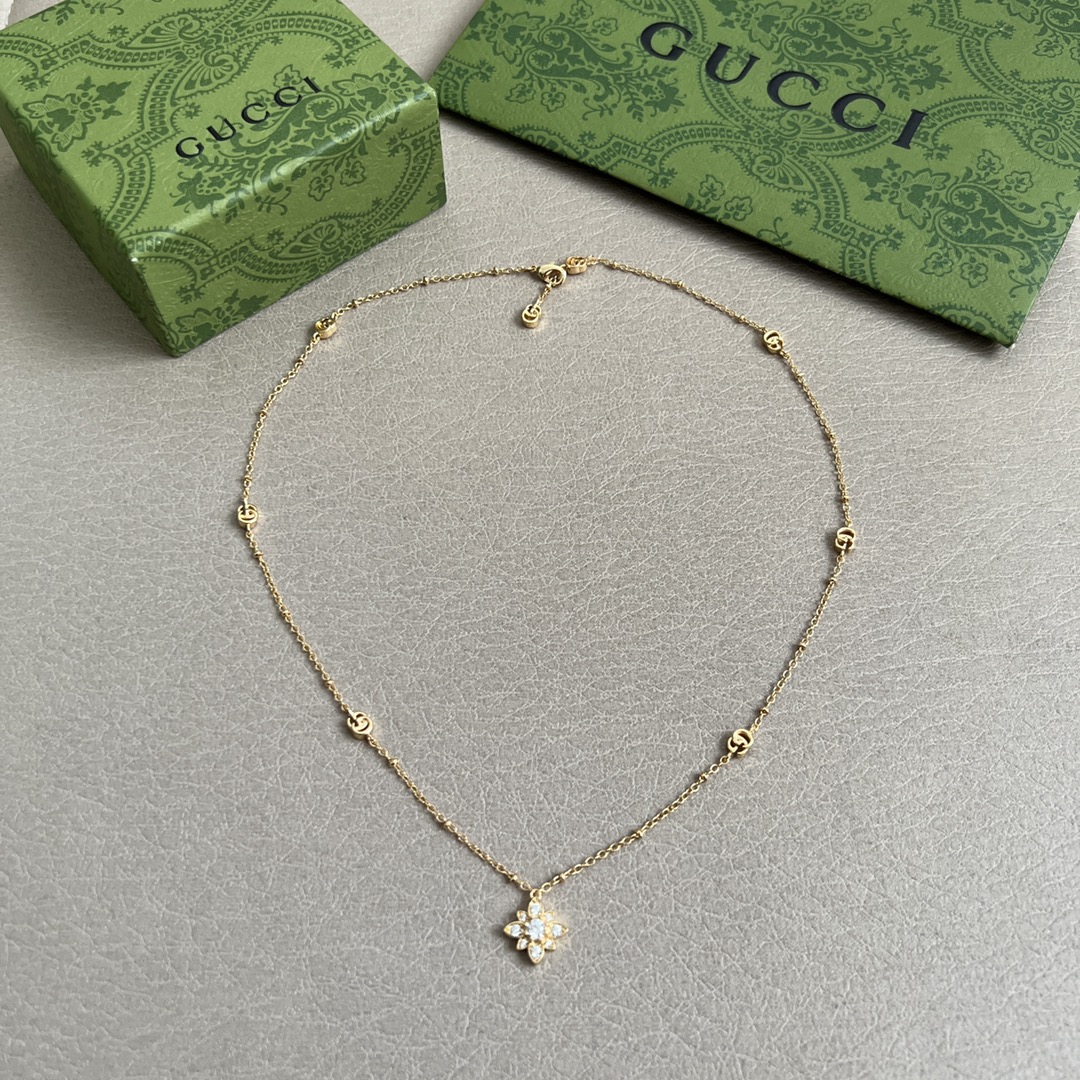】Gucci 项链，明亮式切割工艺使表面抛光非常靓丽360度绚丽夺目 方方面面都很到位整体设计简约。
