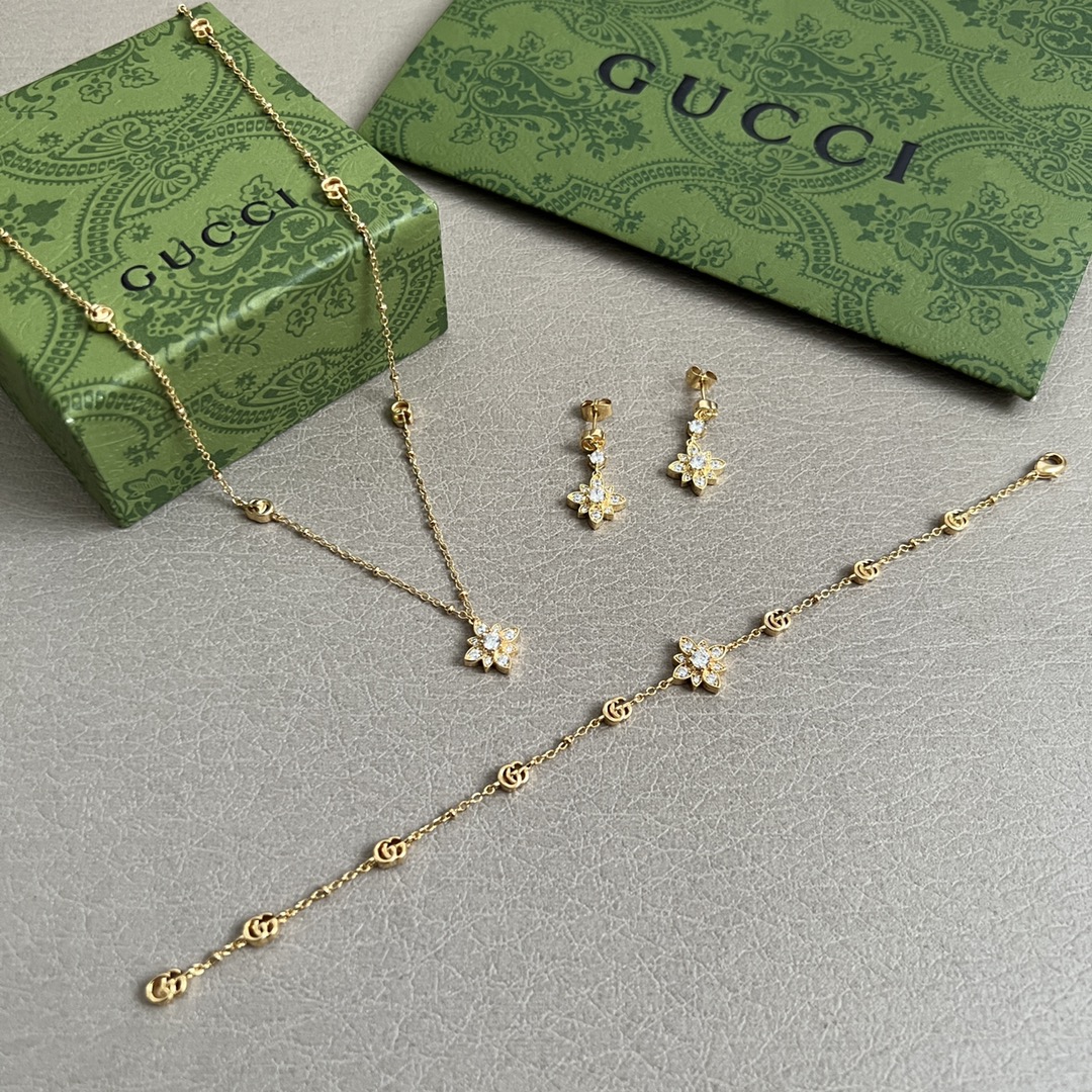 】Gucci 项链，明亮式切割工艺使表面抛光非常靓丽360度绚丽夺目 方方面面都很到位整体设计简约。