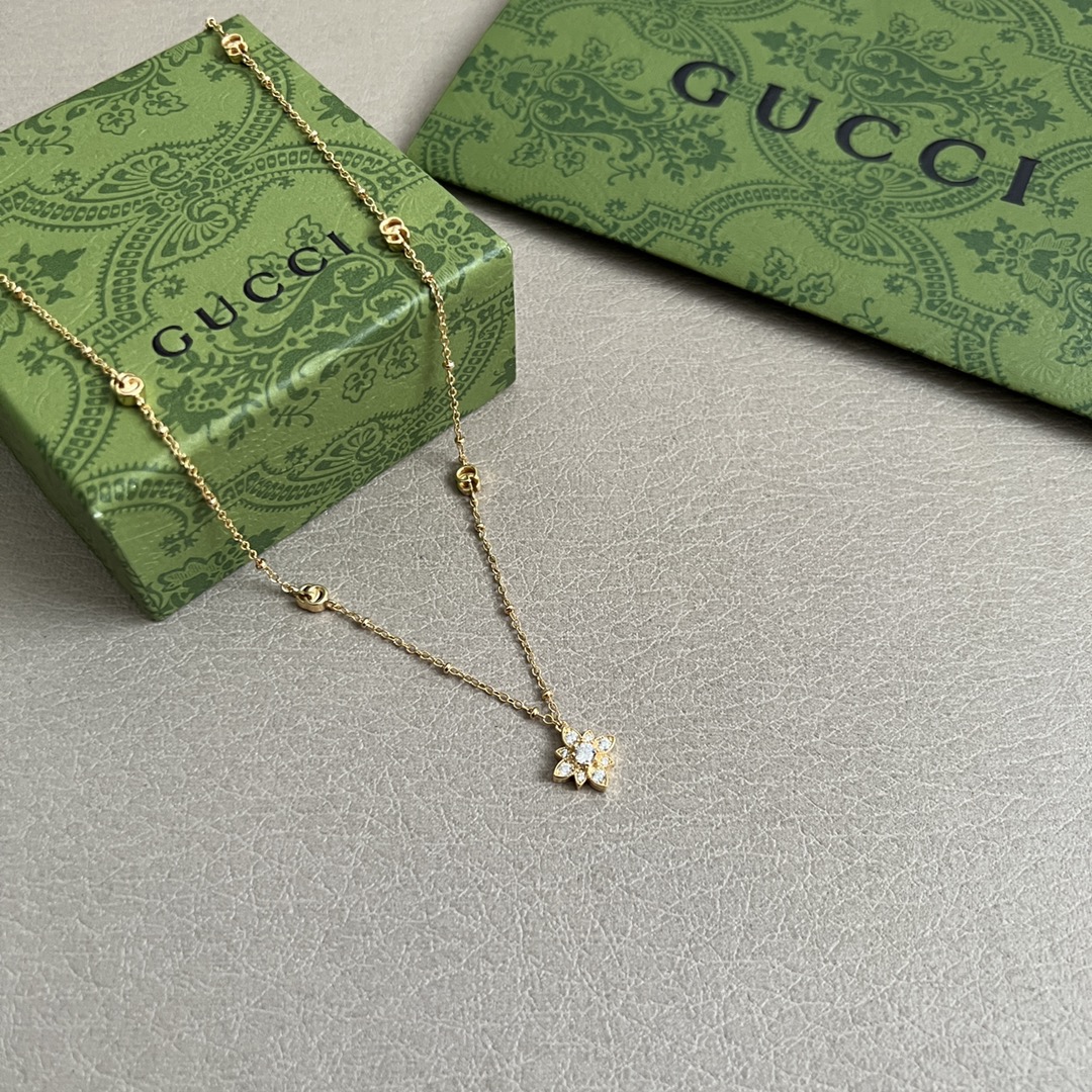 】Gucci 项链，明亮式切割工艺使表面抛光非常靓丽360度绚丽夺目 方方面面都很到位整体设计简约。