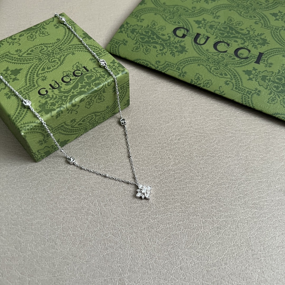 】Gucci 项链，明亮式切割工艺使表面抛光非常靓丽360度绚丽夺目 方方面面都很到位整体设计简约。