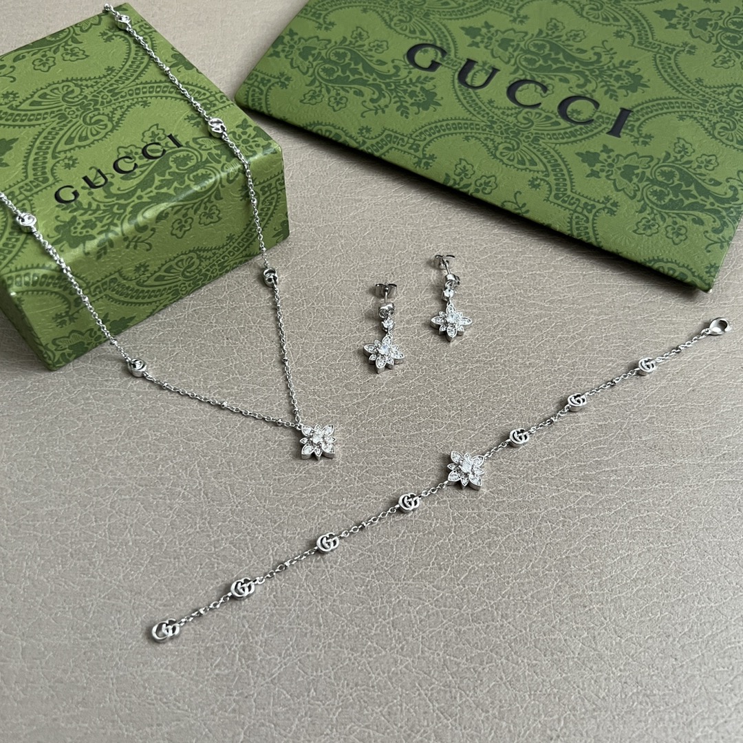 】Gucci 项链，明亮式切割工艺使表面抛光非常靓丽360度绚丽夺目 方方面面都很到位整体设计简约。