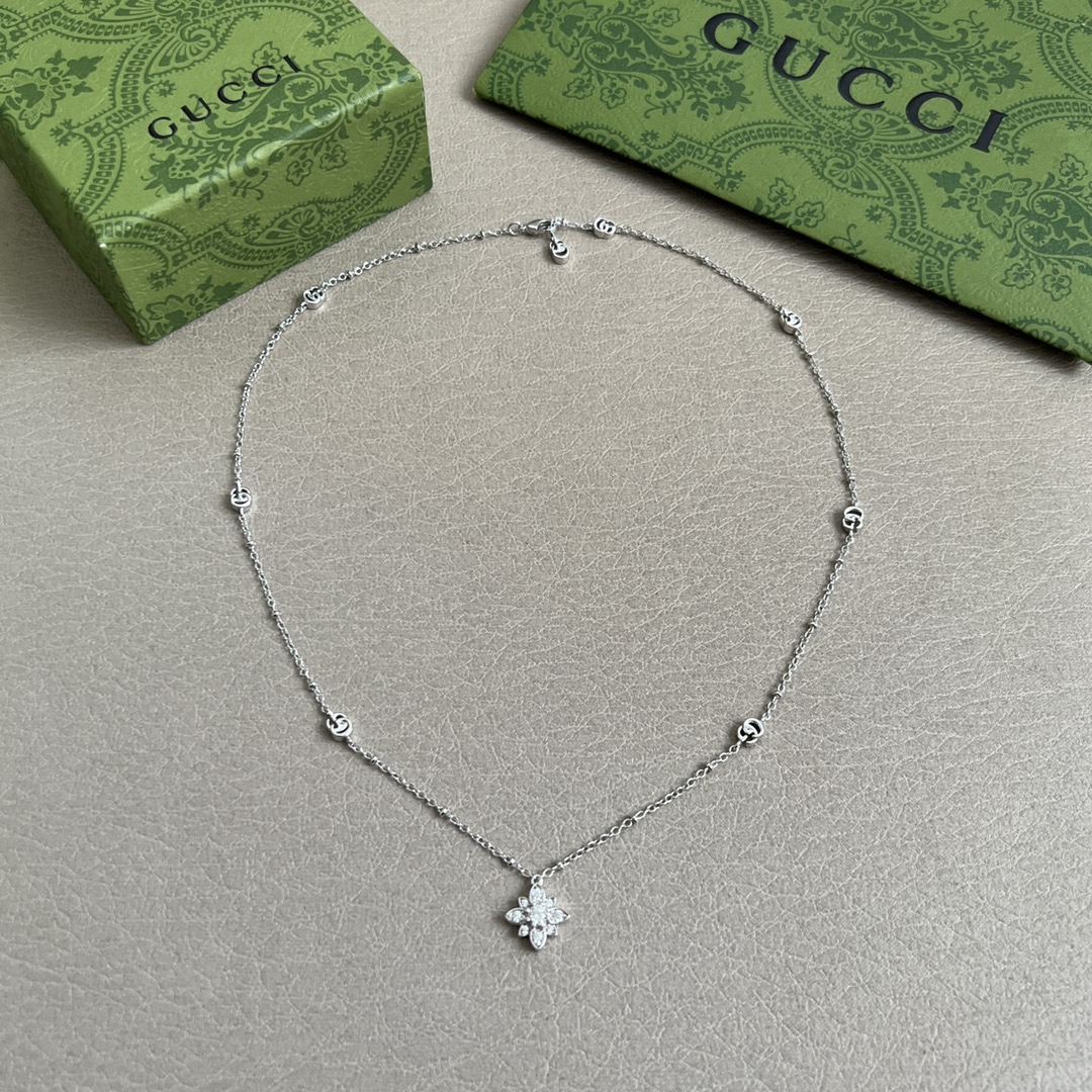 】Gucci 项链，明亮式切割工艺使表面抛光非常靓丽360度绚丽夺目 方方面面都很到位整体设计简约。