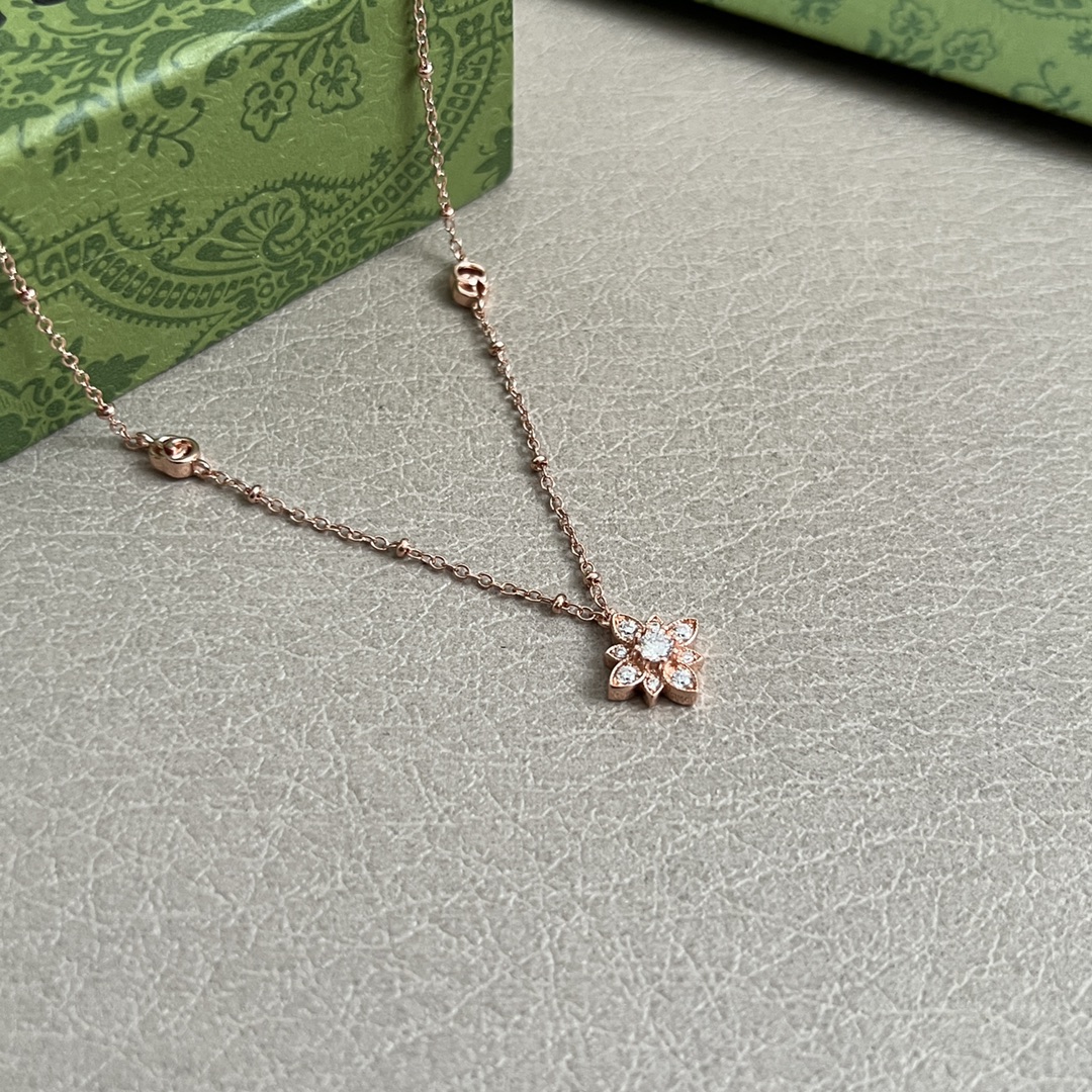 】Gucci 项链，明亮式切割工艺使表面抛光非常靓丽360度绚丽夺目 方方面面都很到位整体设计简约。