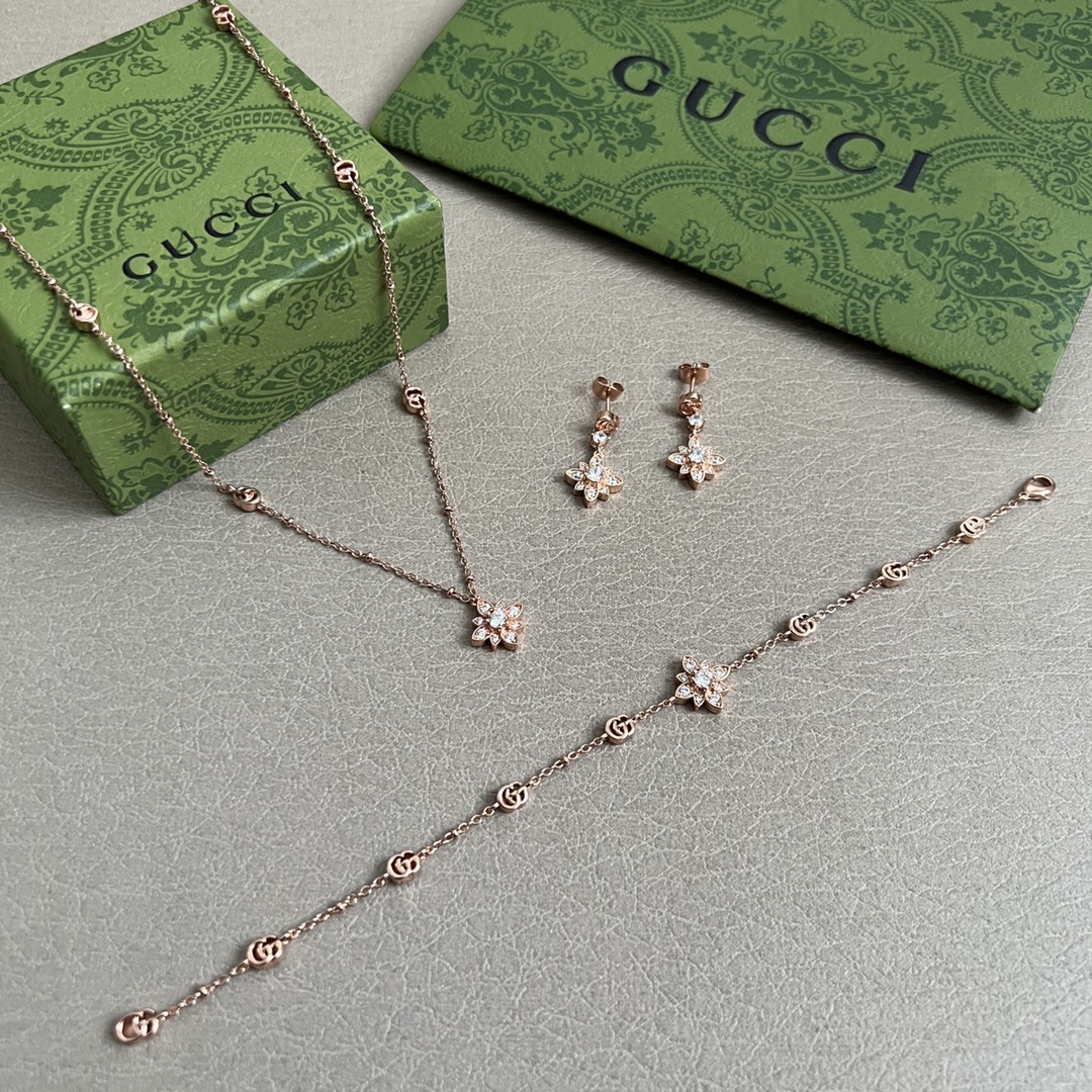】Gucci 项链，明亮式切割工艺使表面抛光非常靓丽360度绚丽夺目 方方面面都很到位整体设计简约。
