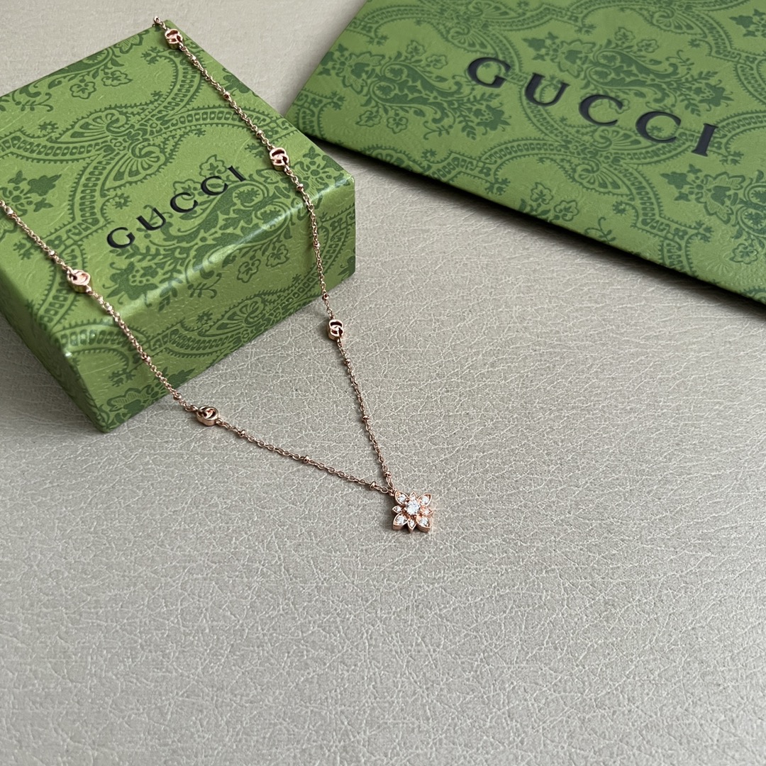 】Gucci 项链，明亮式切割工艺使表面抛光非常靓丽360度绚丽夺目 方方面面都很到位整体设计简约。