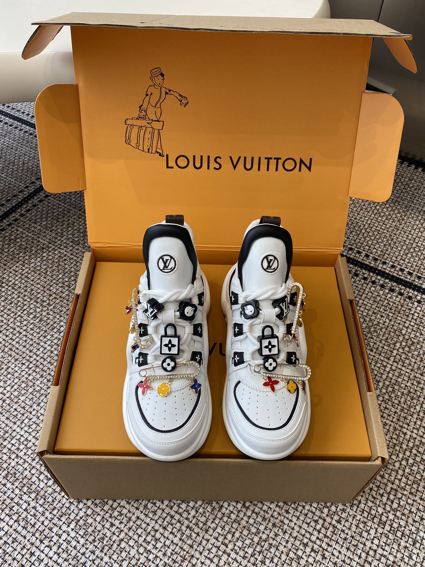 NO:511944,Accessories 60 LV spring and summer new dad shoes show their youthful vitality, their daily outfits are super eye-catching, and the classic arch design has always been called a beautiful leg artifact!  Absolutely man-friendly, the upper is consistent with cowhide, wear-resistant, and the original mold-opening TPU is a long-lasting TPU, shock-absorbing and wear-resistant, with excellent rebound force, and it looks slim and light and comfortable!  Increase 5cm size 35-41 (40 41 custom made), dad shoes, louis vuitton, cowhide19860909配饰60 LV 春夏新款老爹鞋 尽显青春活力,日常穿搭超级抢眼,经典的拱形设计,一向被称之为美腿神器！绝对的人手必备 鞋面原版一致牛皮,耐穿耐磨 大底原版开模TPU,减震耐磨,回弹力超好,上脚巨显瘦.轻盈舒适！增高5cm 码数35-41（40 41定做）,老爹鞋,louis vuitton,cowhide,Women's Shoes