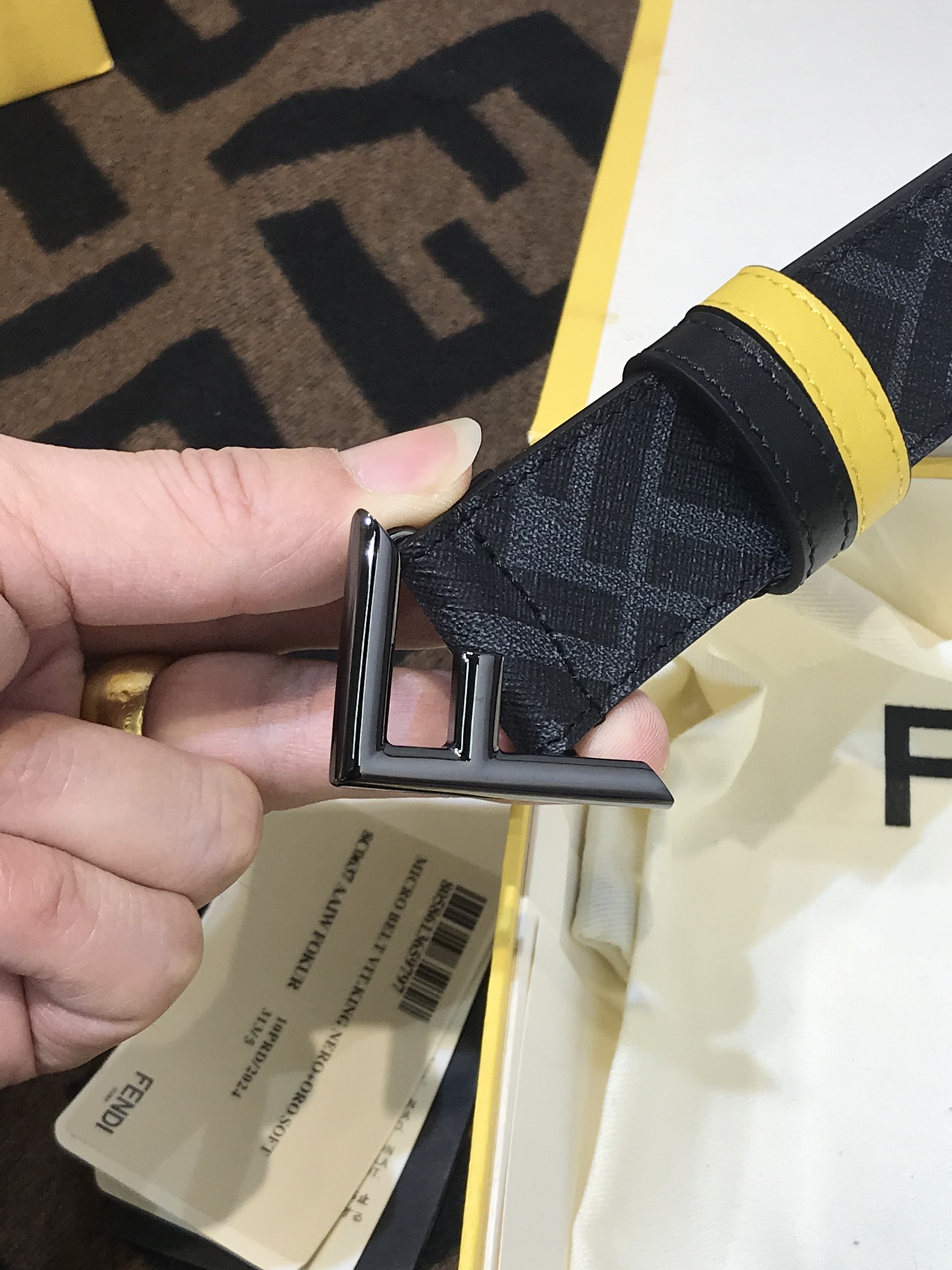 💯💯配送专柜包装 打孔针  新款 FD 宽35MM  F标志造型 支持NFC 字母F扣 搭配标志性，进口