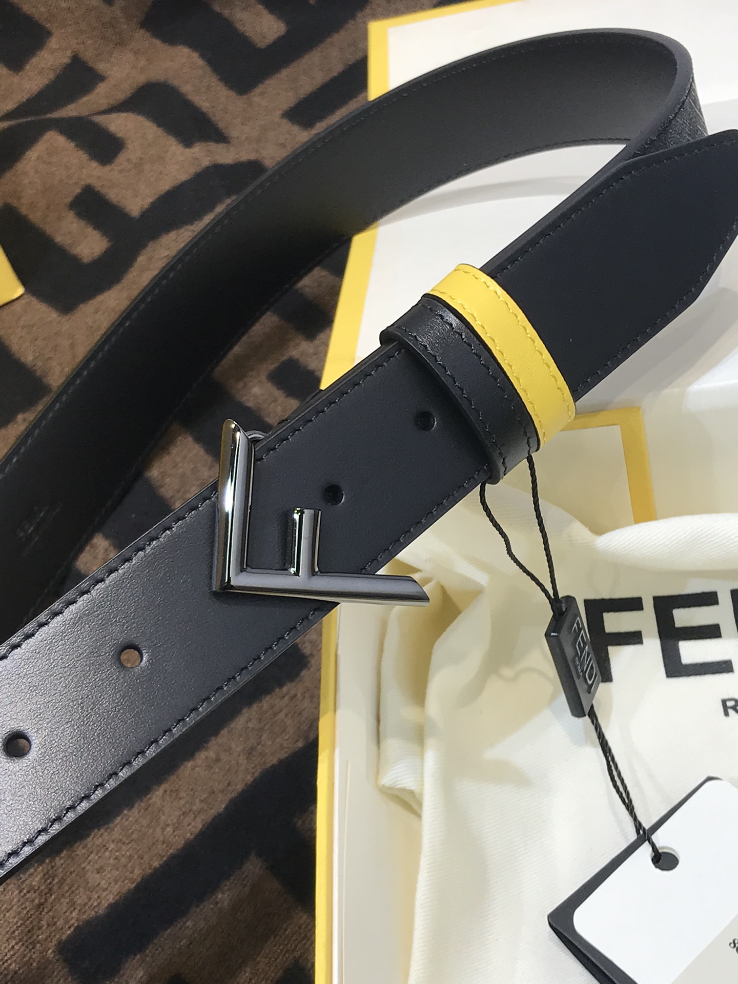 💯💯配送专柜包装 打孔针  新款 FD 宽35MM  F标志造型 支持NFC 字母F扣 搭配标志性，进口