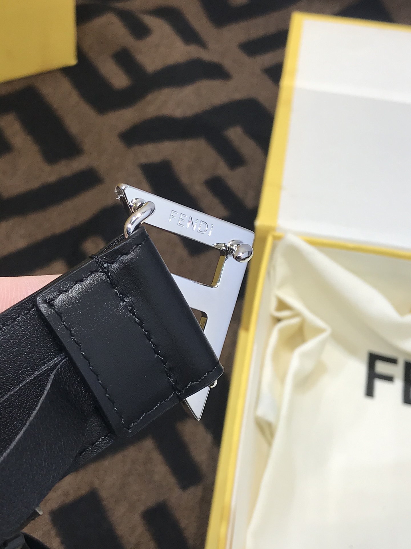 💯💯配送专柜包装 打孔针  新款 FD 宽35MM  F标志造型 支持NFC 字母F扣 搭配标志性，进口