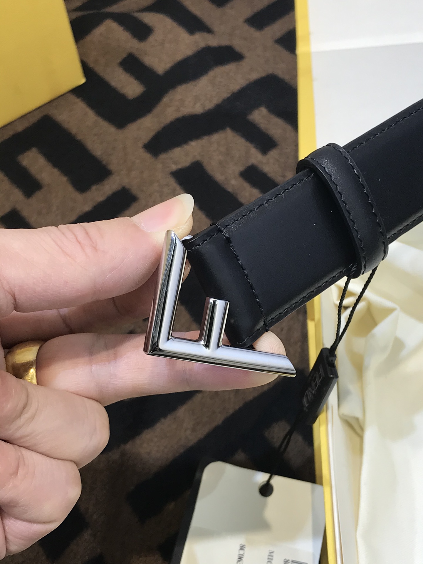 💯💯配送专柜包装 打孔针  新款 FD 宽35MM  F标志造型 支持NFC 字母F扣 搭配标志性，进口