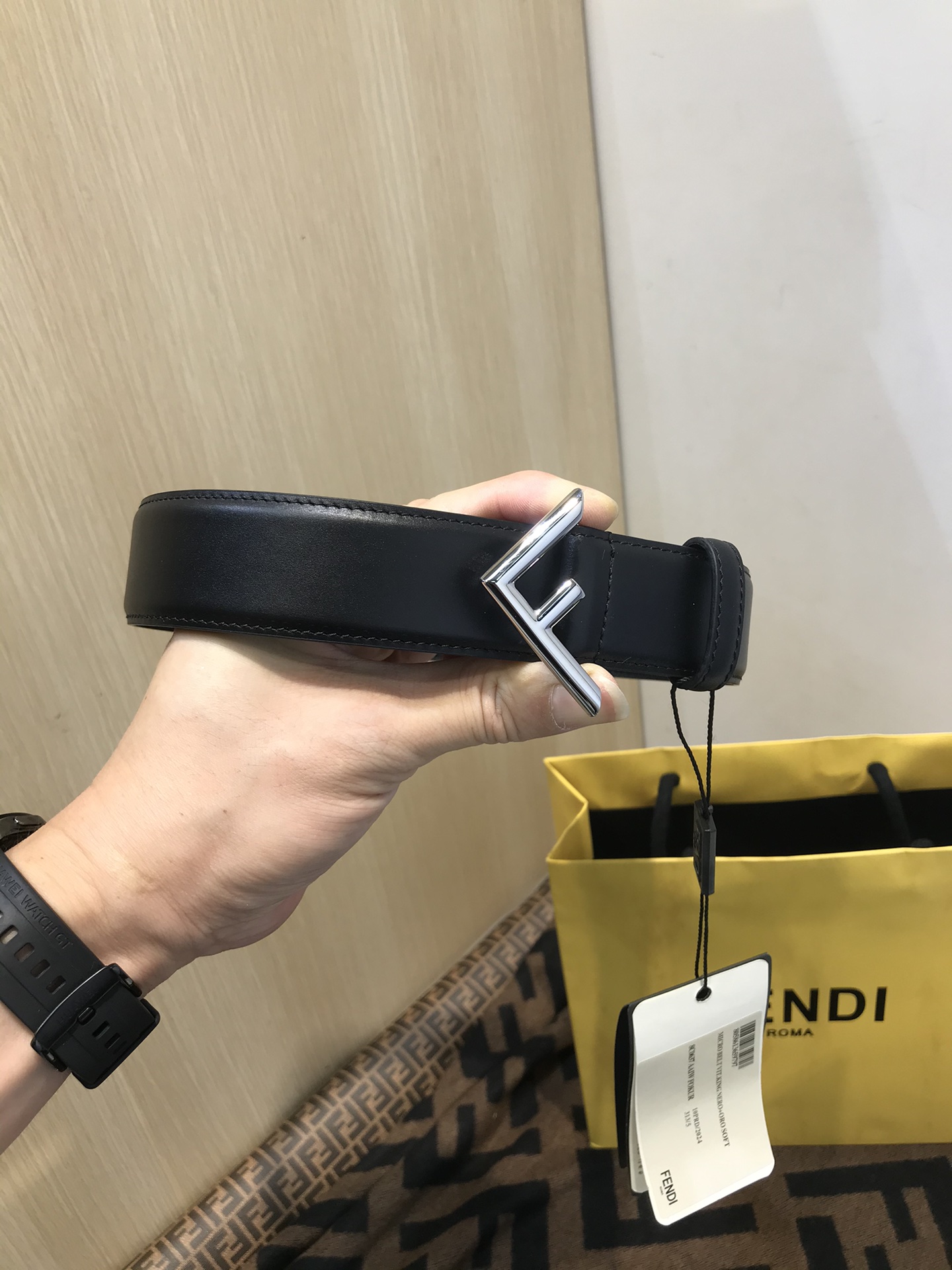 💯💯配送专柜包装 打孔针  新款 FD 宽35MM  F标志造型 支持NFC 字母F扣 搭配标志性，进口