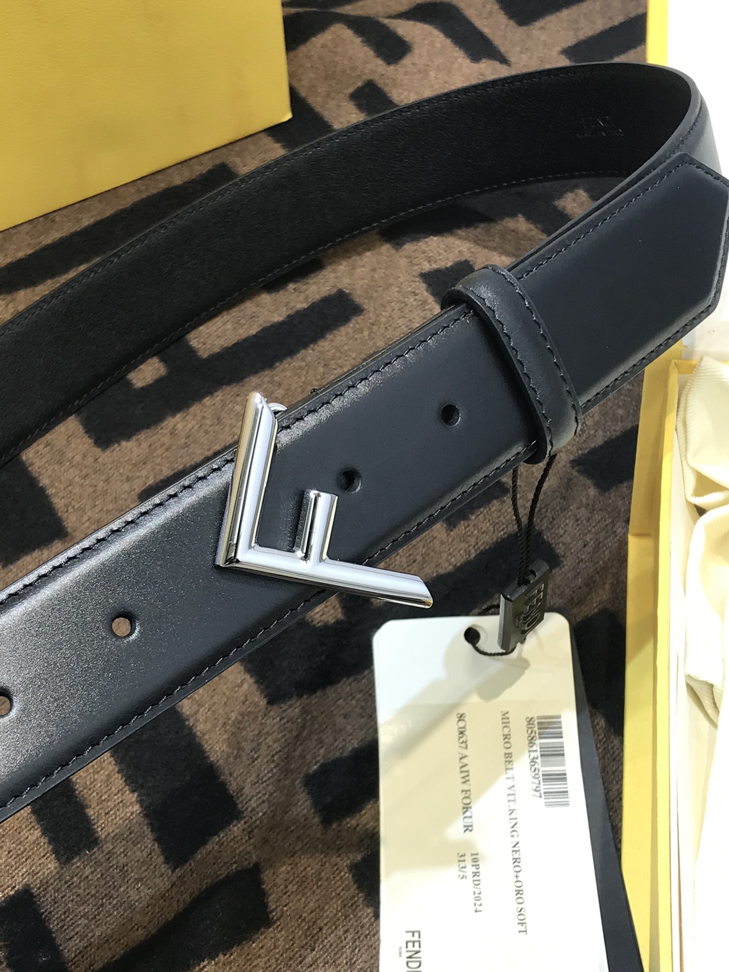 💯💯配送专柜包装 打孔针  新款 FD 宽35MM  F标志造型 支持NFC 字母F扣 搭配标志性，进口