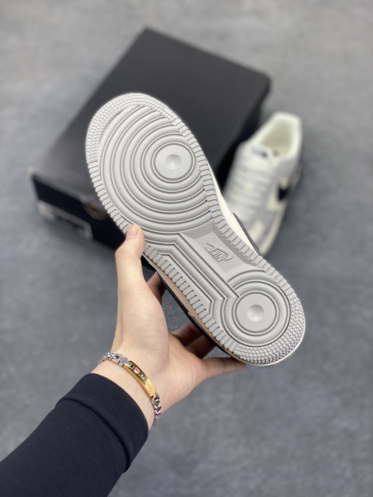 图片[5]-Nike Air Force 1 Low 空军一号低帮百搭休闲运动板鞋。柔软、弹性十足的缓震性能和出色的中底设计，横跨复古与现代的外型结合，造就出风靡全球三十多年的Force 1，直到今天还深受青睐。 货号：XZ6188-763 尺码：36 36.5 37.5 38 38.5 39 40 40.5 41 42 42.5 43 44 44.5 45-选品中心