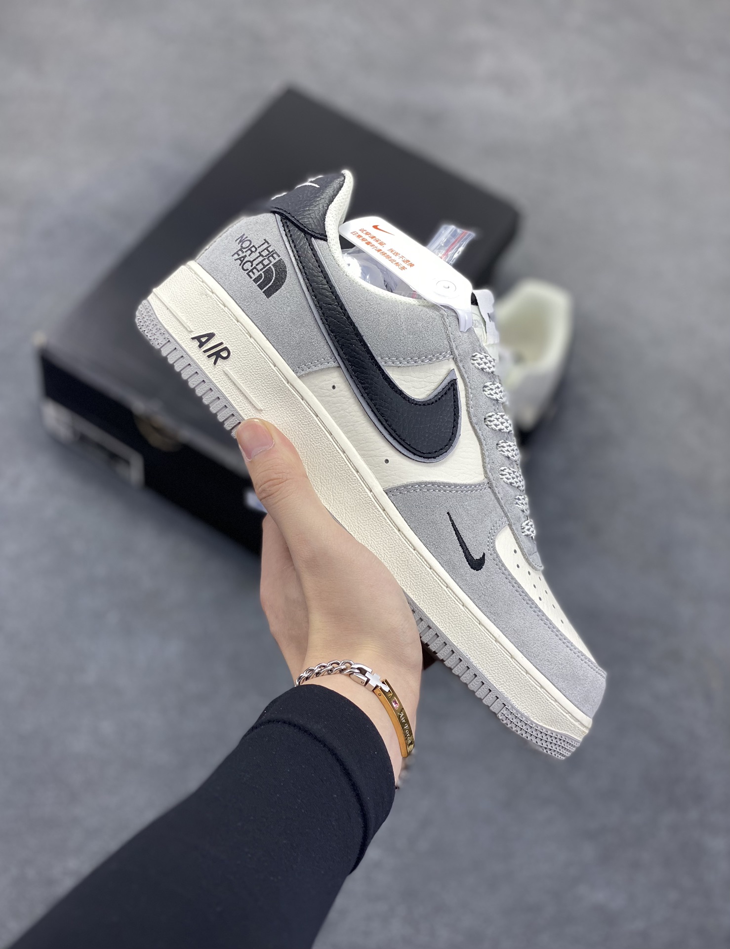 Nike Air Force 1 Low 空军一号低帮百搭休闲运动板鞋。柔软、弹性十足的缓震性能和出色的中底设计，横跨复古与现代的外型结合，造就出风靡全球三十多年的Force 1，直到今天还深受青睐。 货号：XZ6188-763 尺码：36 36.5 37.5 38 38.5 39 40 40.5 41 42 42.5 43 44 44.5 45-选品中心