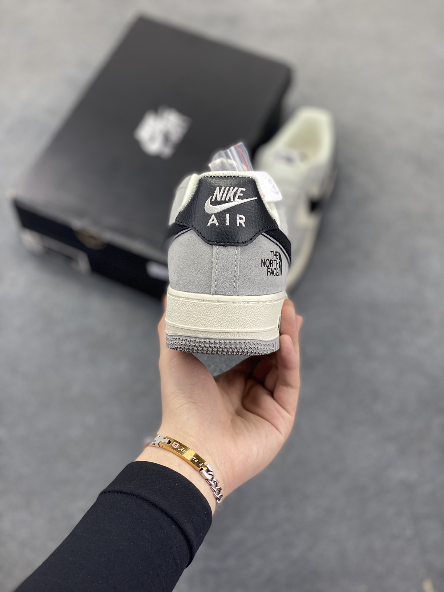 图片[4]-Nike Air Force 1 Low 空军一号低帮百搭休闲运动板鞋。柔软、弹性十足的缓震性能和出色的中底设计，横跨复古与现代的外型结合，造就出风靡全球三十多年的Force 1，直到今天还深受青睐。 货号：XZ6188-763 尺码：36 36.5 37.5 38 38.5 39 40 40.5 41 42 42.5 43 44 44.5 45-选品中心